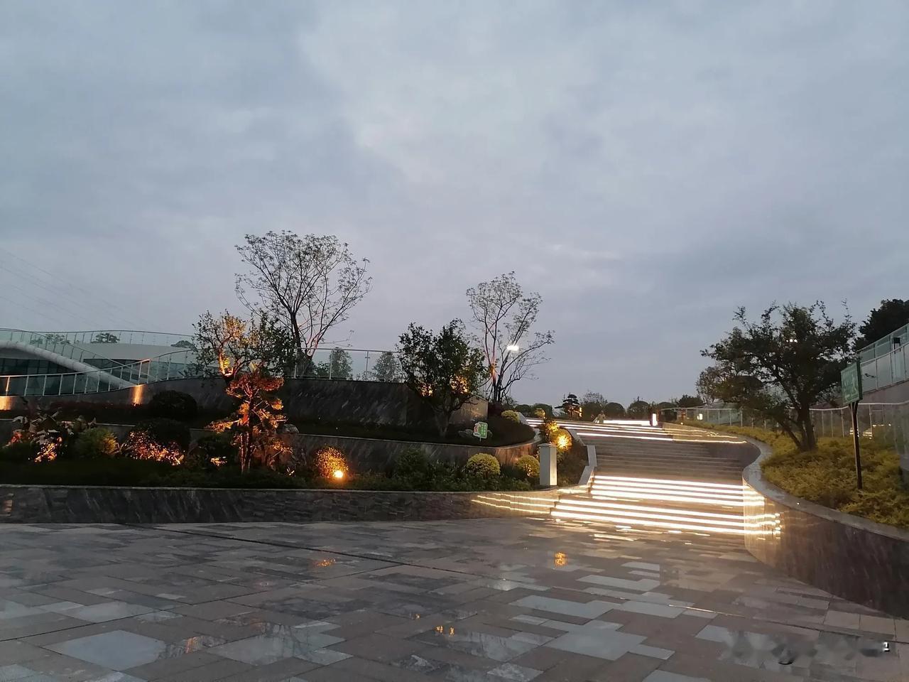 雨后微凉，却胜在空气清新，走在迎面而来的微风里，自由在飞翔。

华灯初上，球场上