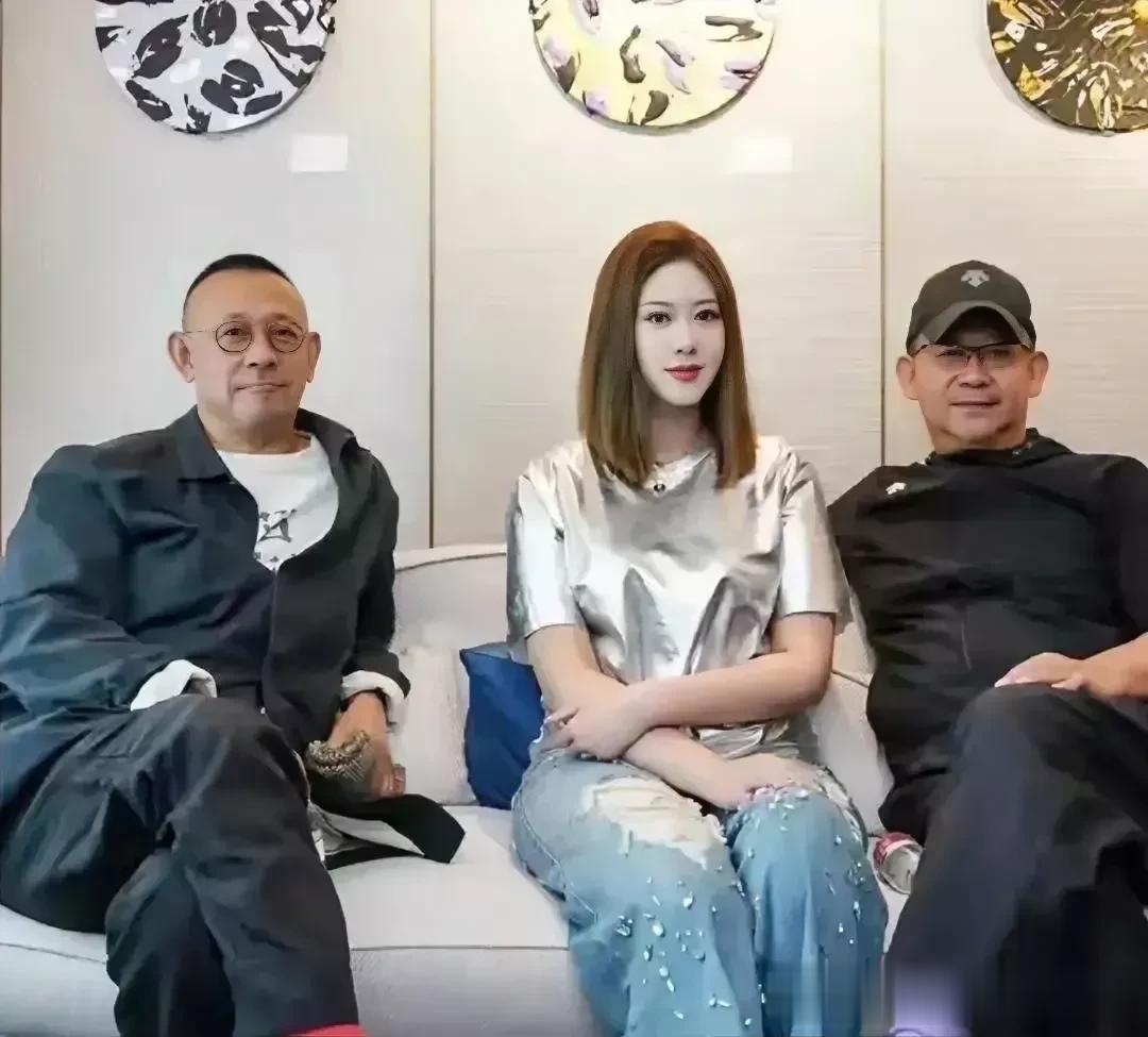 我被姜武25岁的女儿姜可心惊艳了！

姜可心举办画展的时候，穿着银色外套，破洞牛