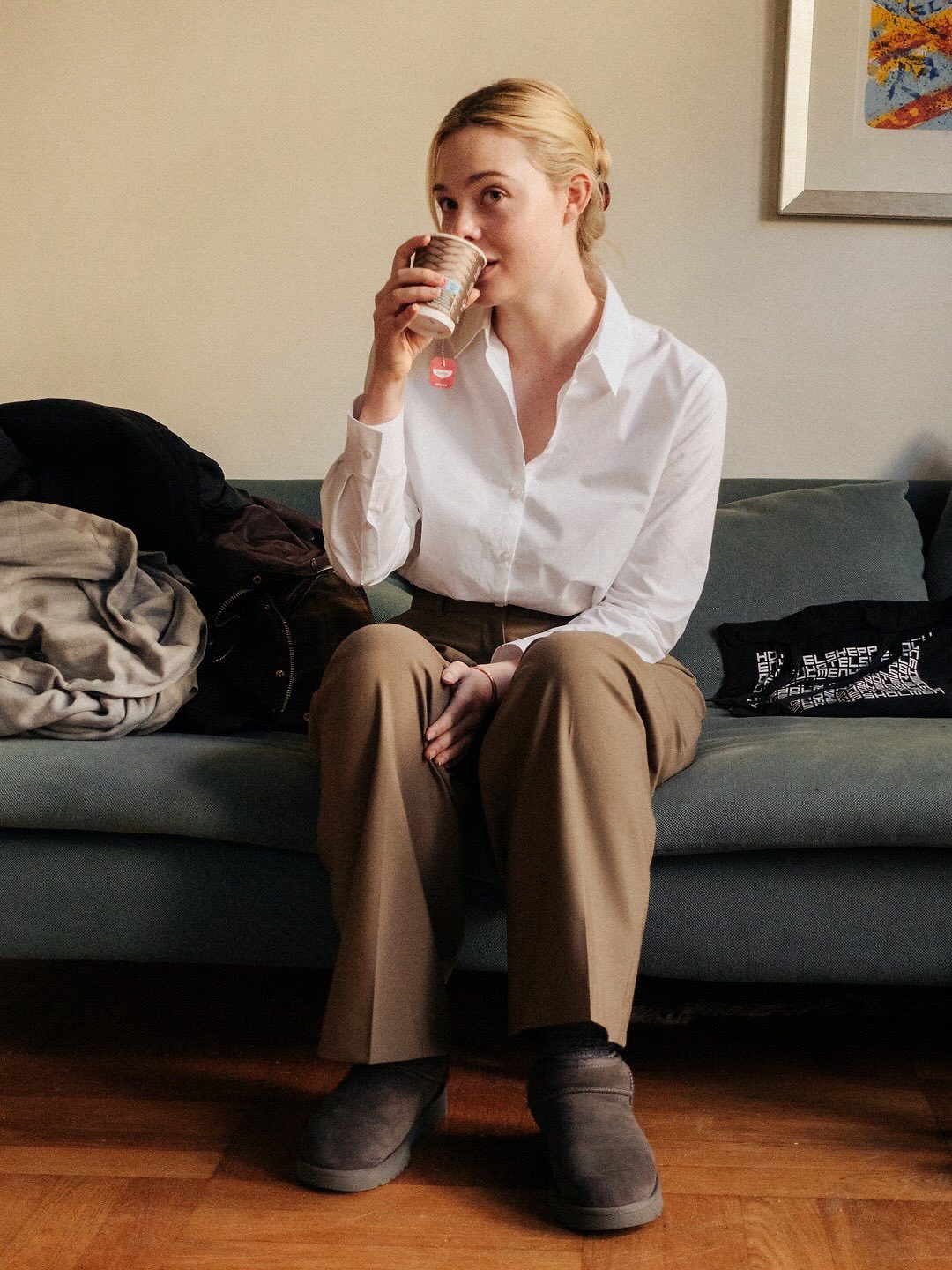 艾丽·范宁在《情感价值》幕后片场的几张照片今天是她的28岁生日~𝐄𝐥𝐥𝐞