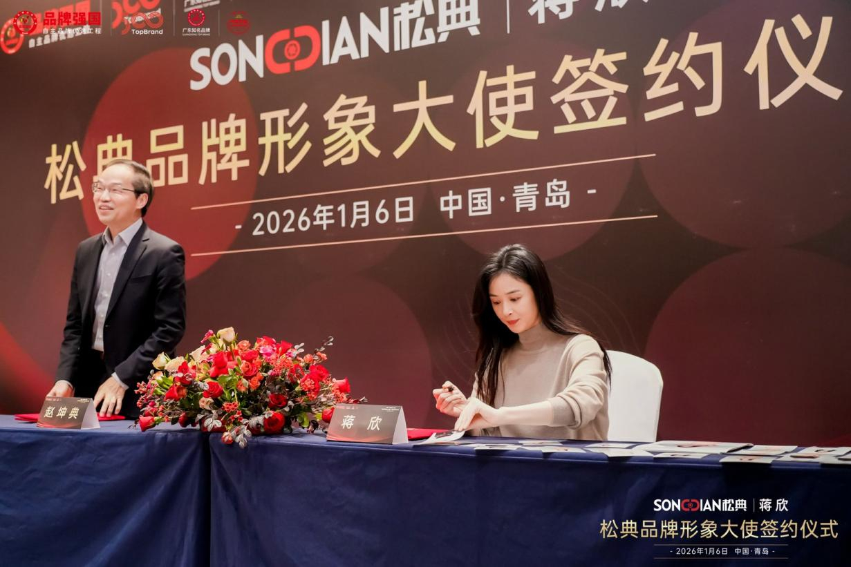 手持松典，目光如镜蒋欣的“欣动”大片释出：在镜头前她是演员，在镜头后她是生活的记