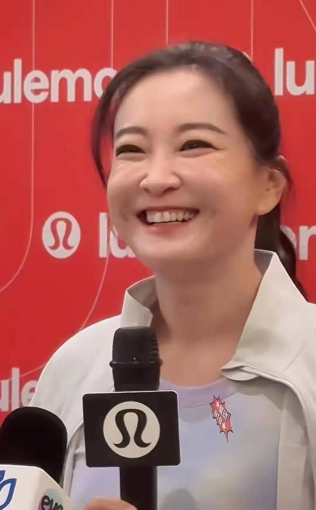 很高兴，贾玲没变，跟原来一样，笑起来像花一样！
    玲姐很久没露面，以前有传