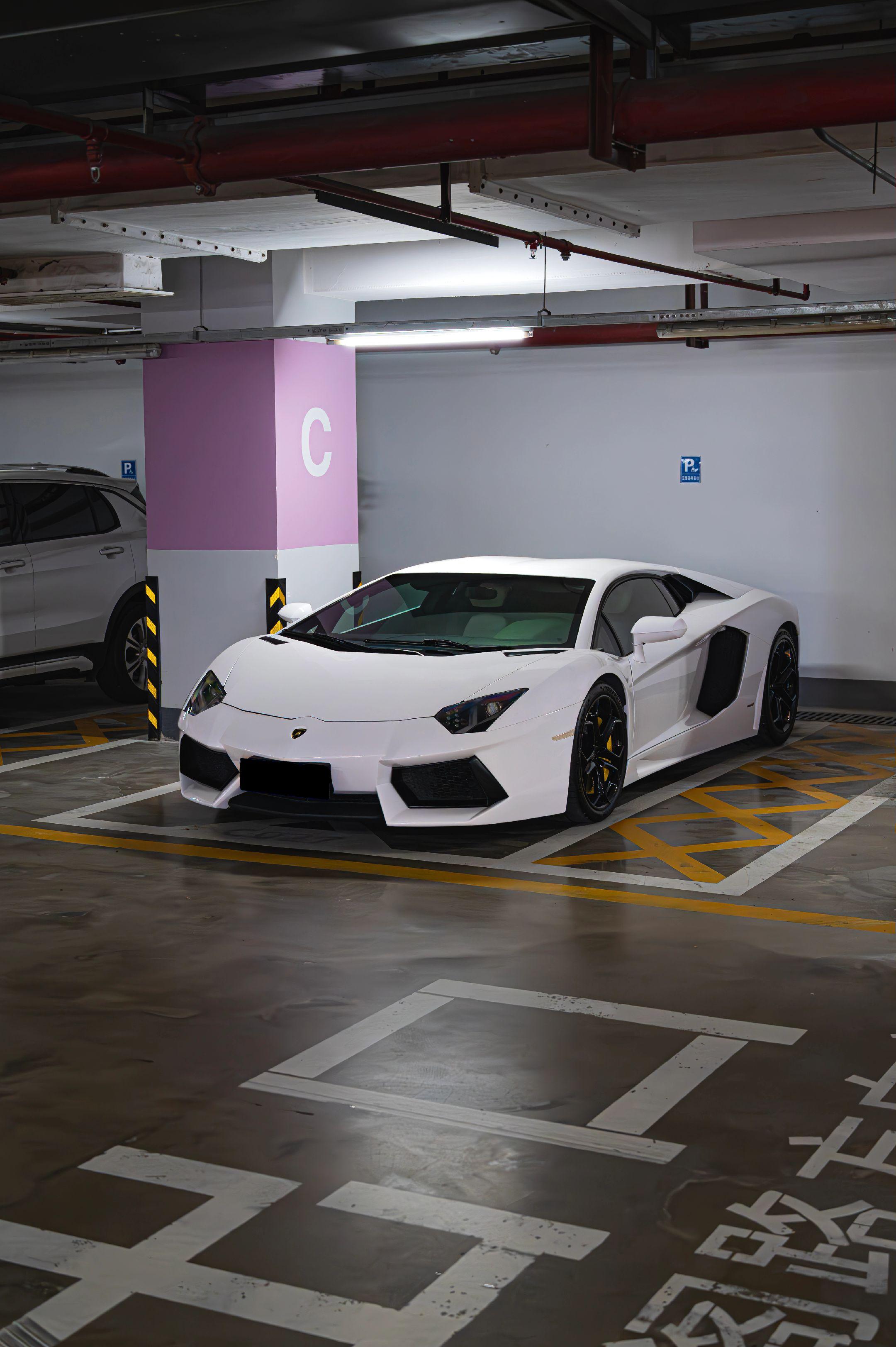 地库白牛。兰博基尼 Aventador LP700-4，非常难得一见原...