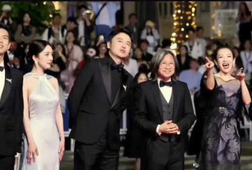 杨幂这次戛纳之行，装扮言行都很低姿态，没有喧宾夺主，给足了章子怡和剧组面子！清醒