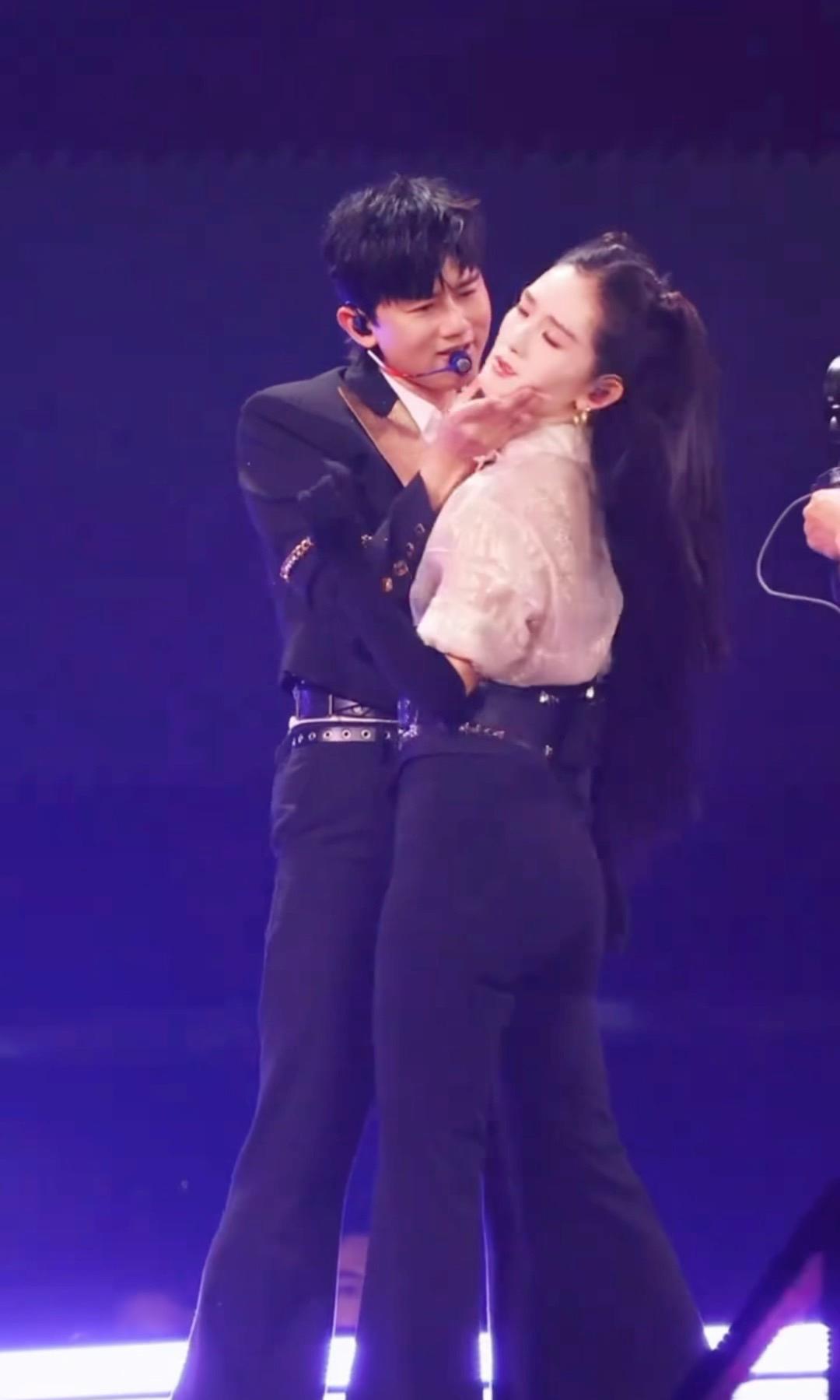 当了妈的女人都懂，谢娜这条裤子可真让人操心。

44岁，三个孩子的妈，这状态保持