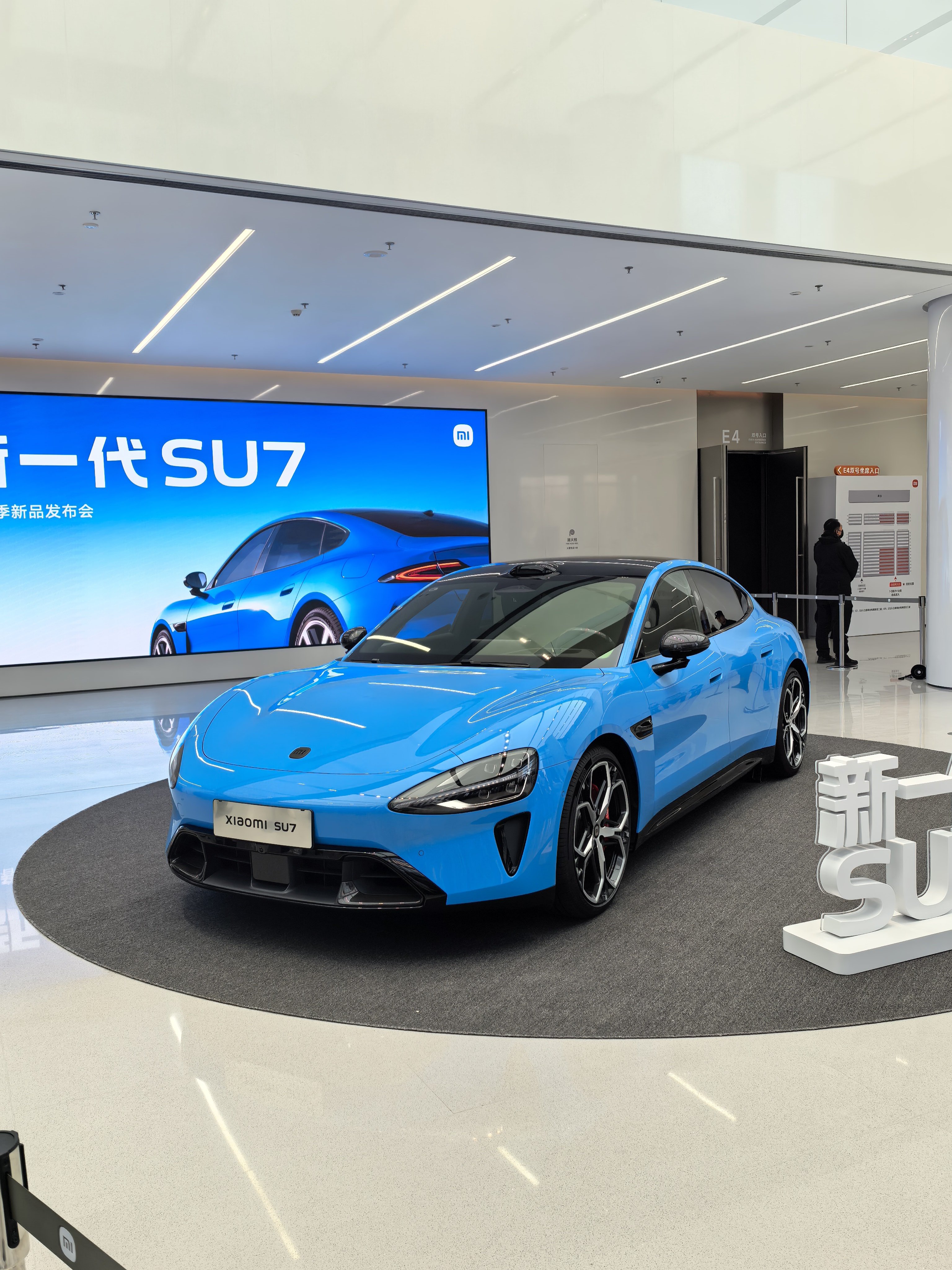 给大家先看实拍，小米新SU7卡布里蓝好看不猜个价格，老规矩，评论区抽3个小伙伴请