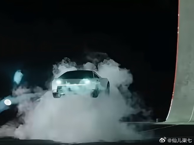 特斯拉Roadster真的会飞，这下真科幻片照进现实了。特斯拉roadster零