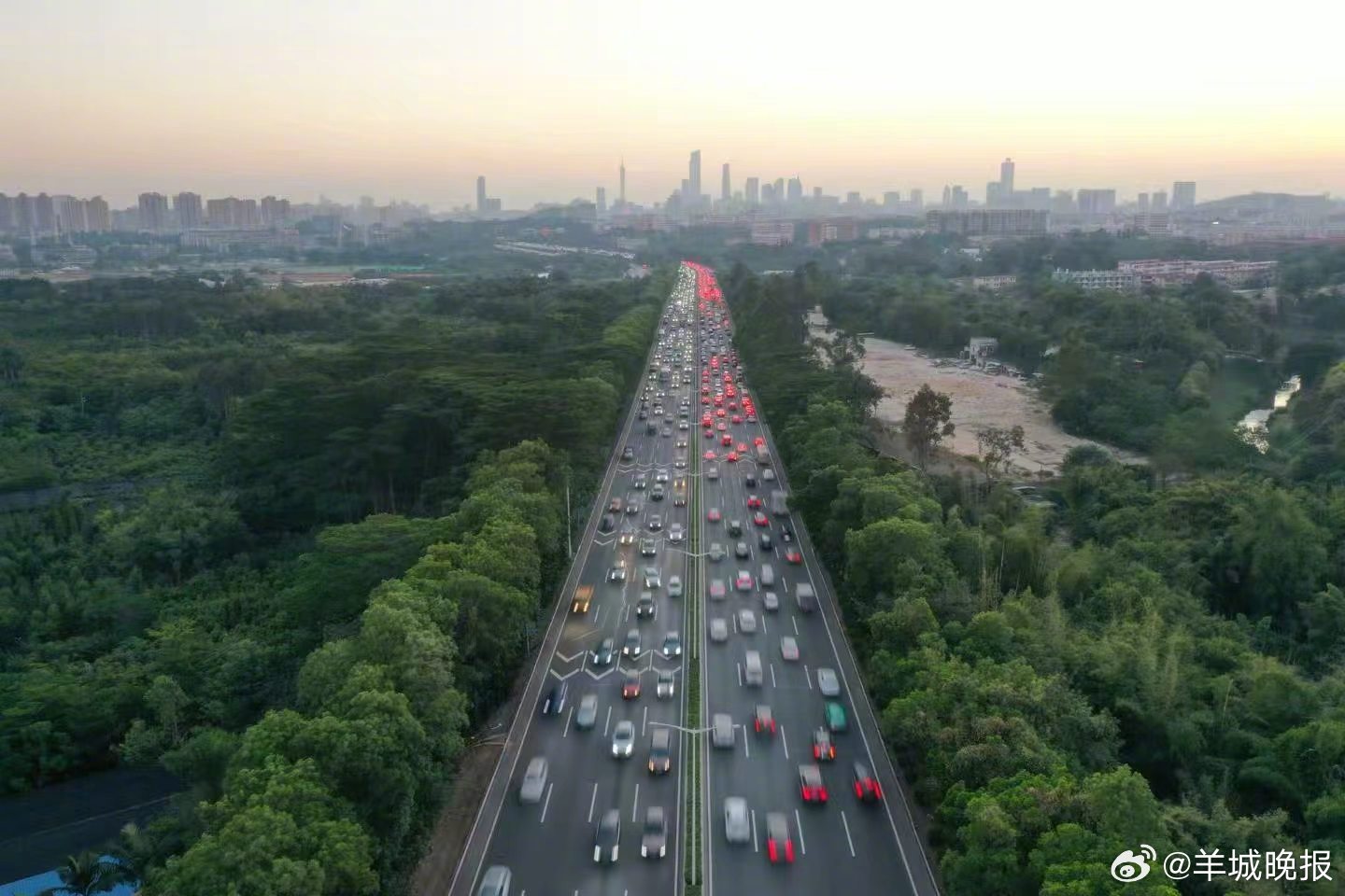 【华南快速路一期8月7日24时停止收费】 8月6日，广州市交通运输局发布通告，根