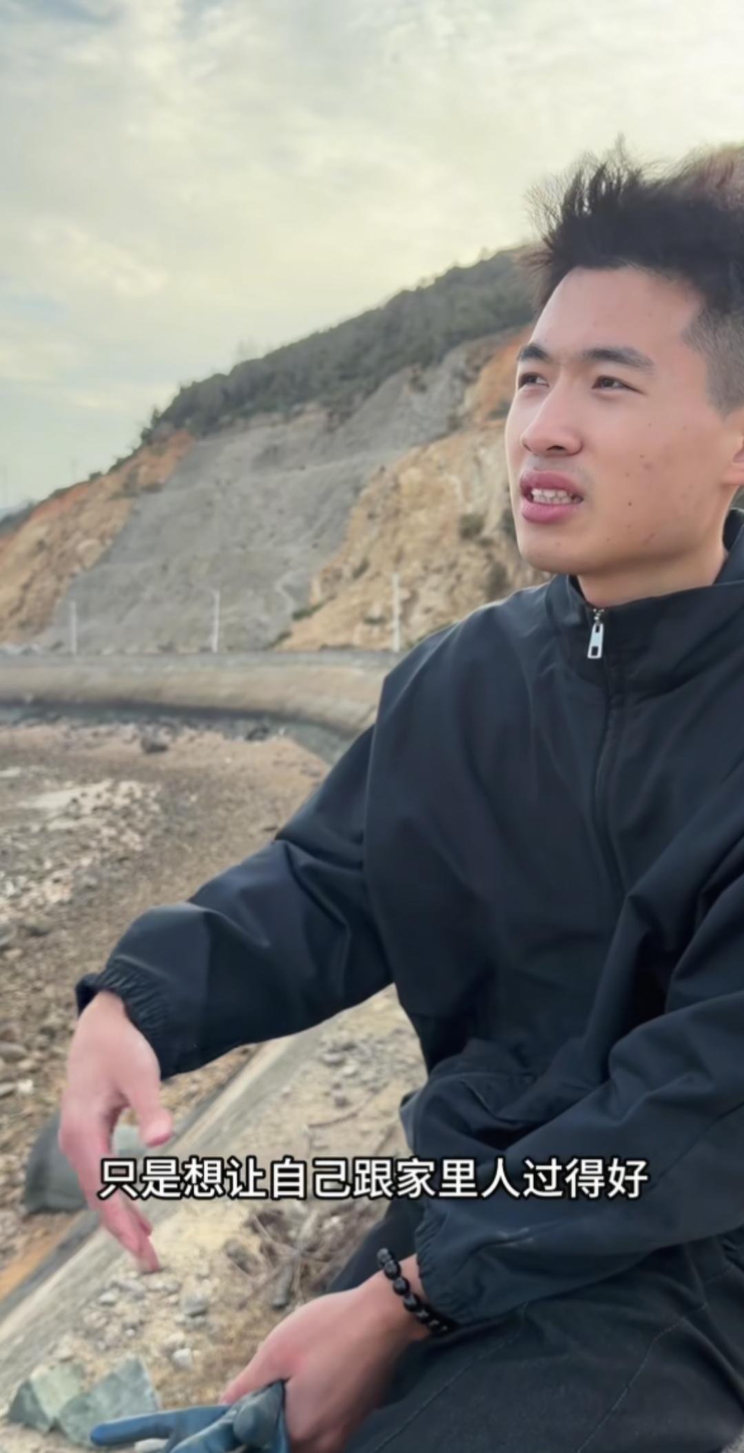 泪奔！原来谢浩男兄弟海军家庭条件这样……

11月20日，谢浩男妈妈与谢浩男兄弟