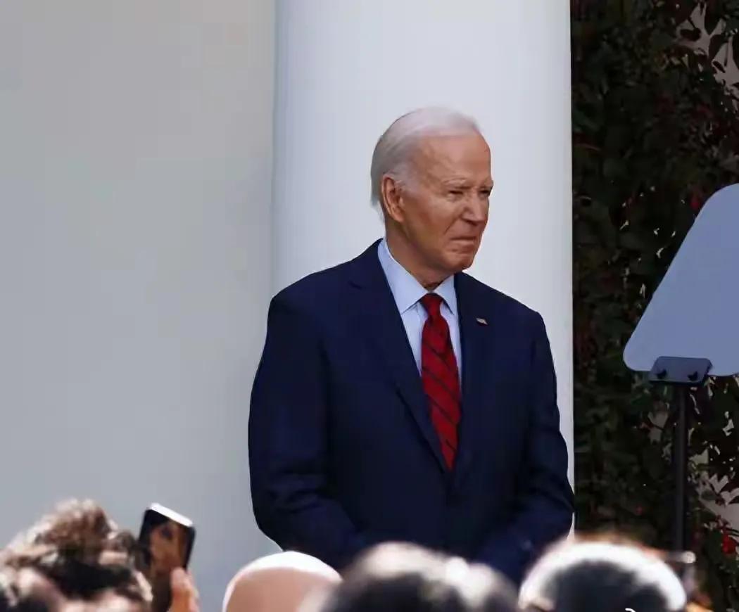 拜登在一次公开露面中谈到国际局势，点名中国和俄罗斯，也批评了特朗普的对外路线。他