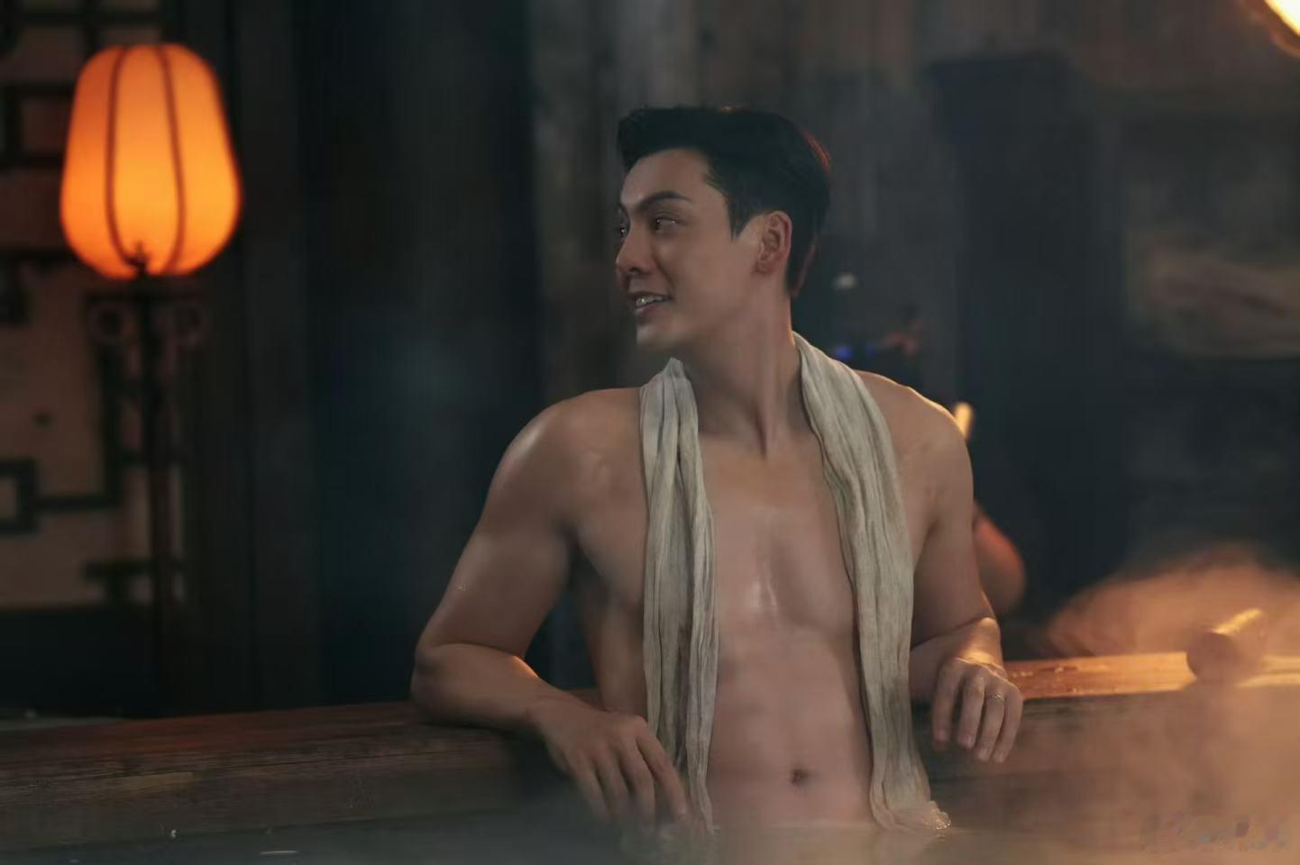 陈伟霆的腹肌也有十年之约 十年之约落到身材管理上面，陈伟霆多年坚持锻炼，把自律刻