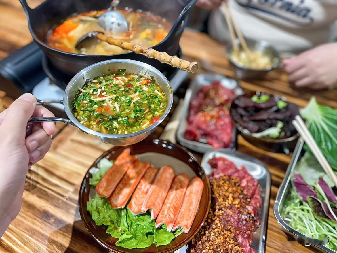 今晚这顿火锅可太对味儿了！

刚坐下就瞅见那锅咕嘟冒泡的汤底，连勺子柄都是竹子做