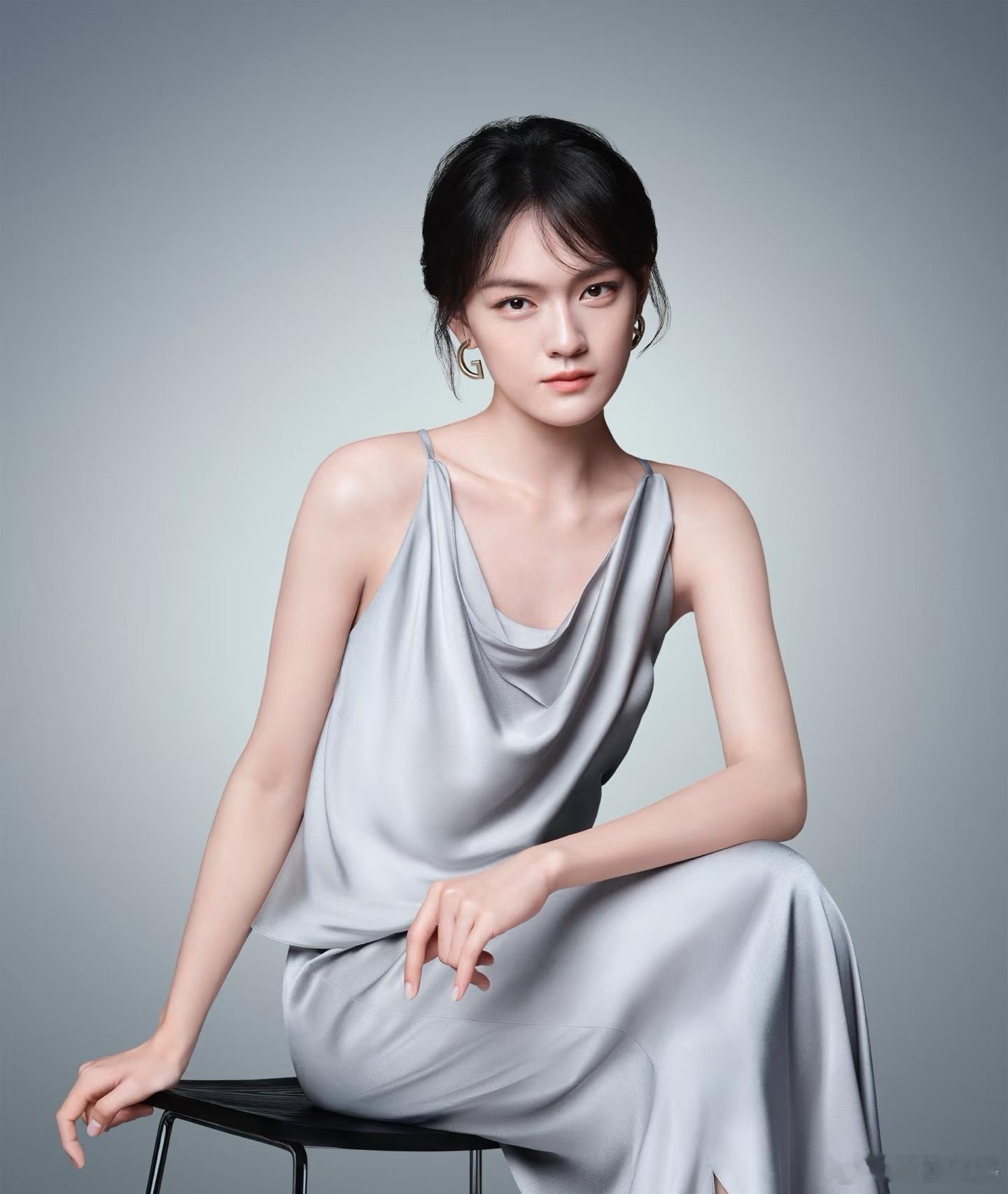 易烊千玺文淇 经纪人其实理智想想，换代言人很正常，但时间卡太近确实容易让人多想…