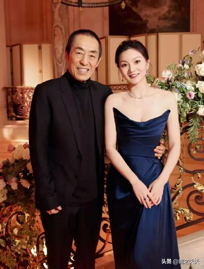 著名导演张艺谋带着家人参加巴黎名媛舞会，拍了很多温馨的照片。网友们发出惊呼：一家