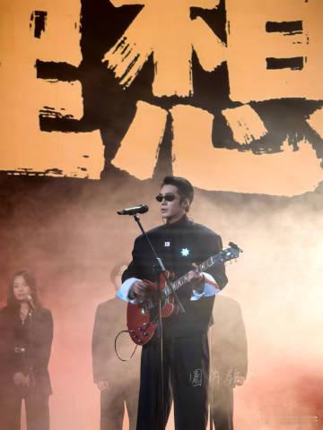 于适北影节彩排生图北京国际电影节 于适北影节彩排独家曝光，墨镜新中式look加吉