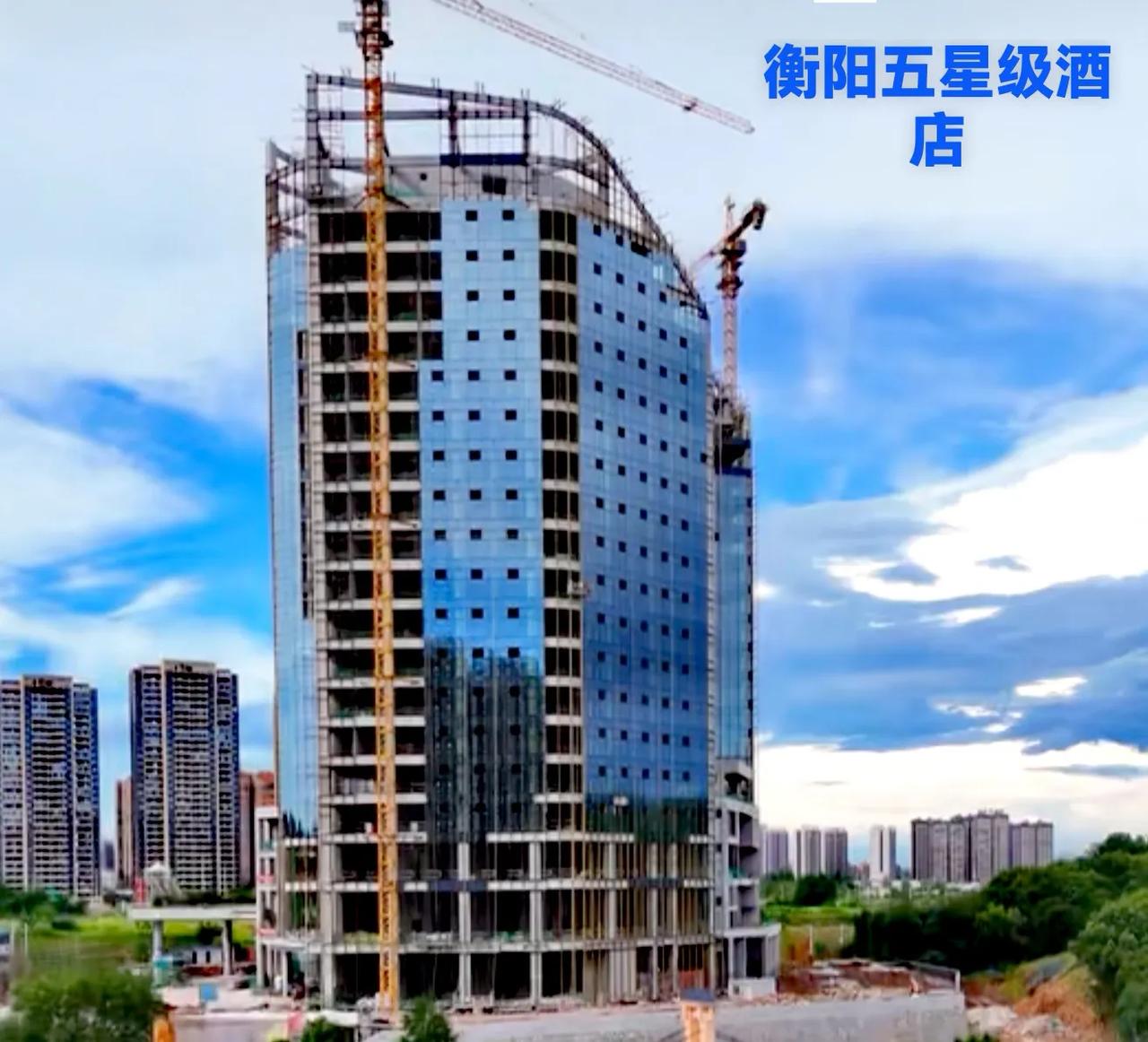 衡阳新建的这家五星级酒店，开始搞装修了。外墙已经安了不少的玻璃窗，看样子外表还是