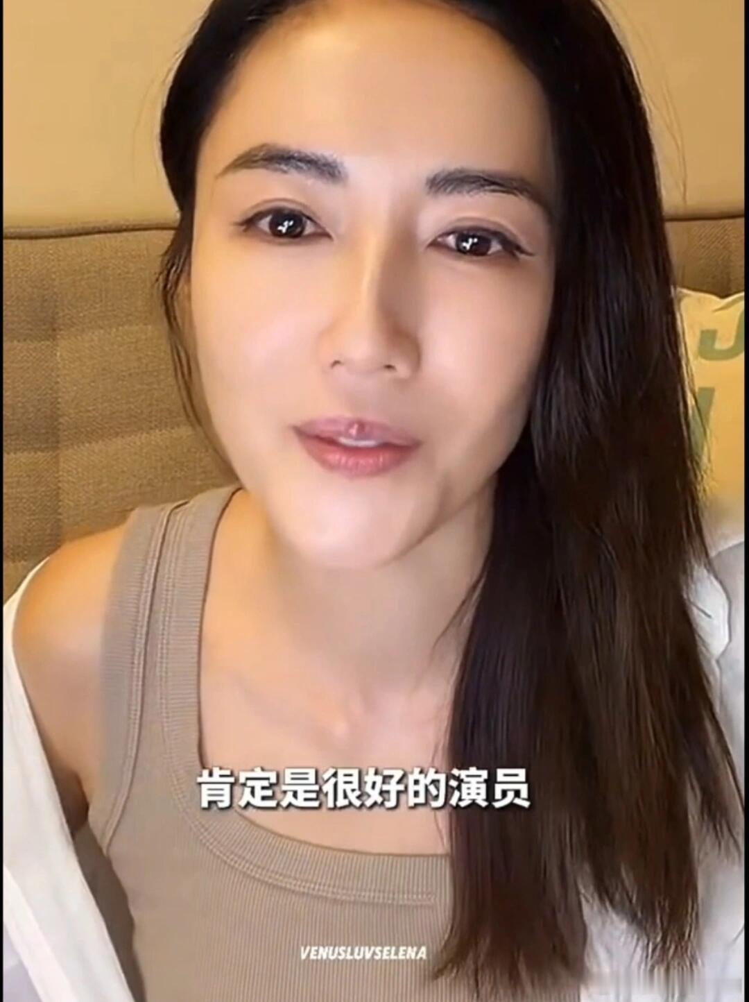 李施嬅夸朱一龙粤语好听李施嬅每场路演都在夸朱一龙，是具体到细节的欣赏。李施嬅回应