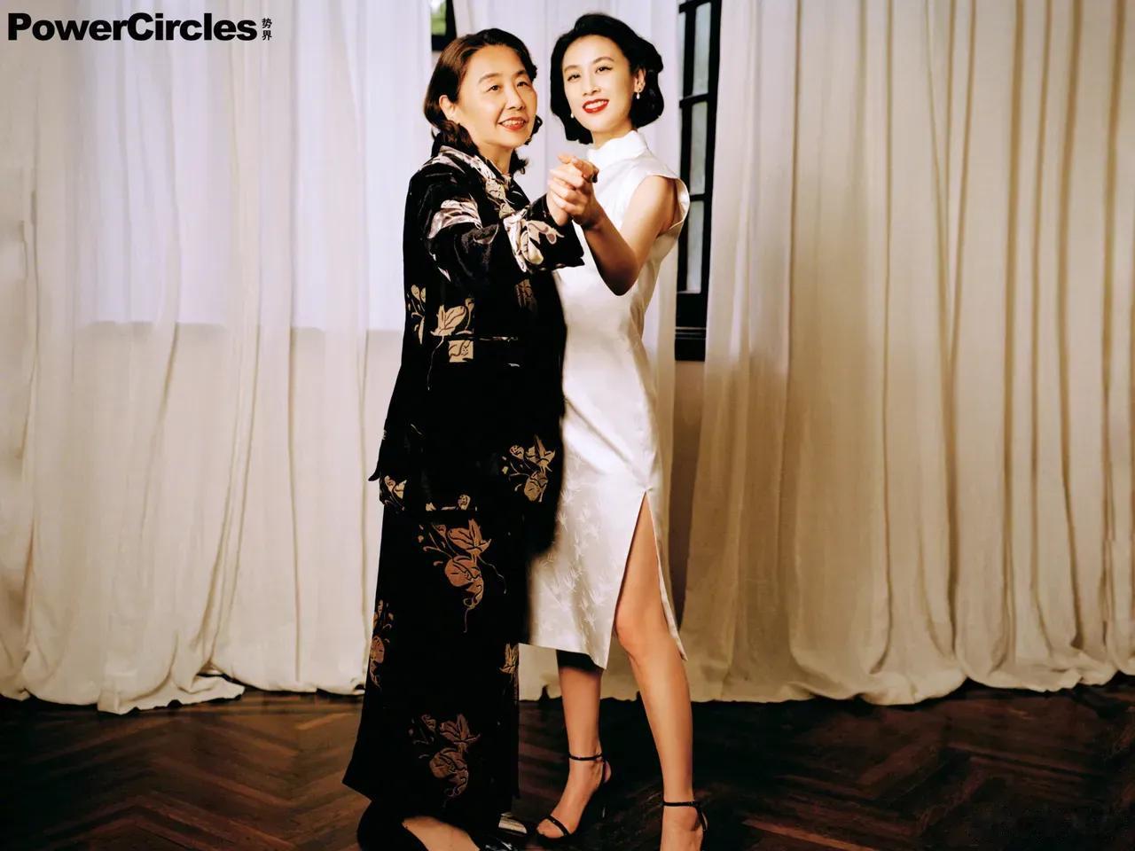 黄圣依母亲节和妈妈同框拍照，一起梦回复古上海滩，母女二人穿旗袍尽显气质优雅！

