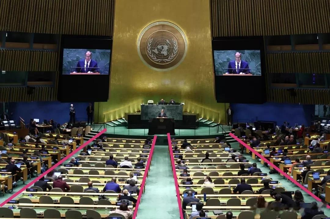 联合国大会上，拉某某某发表讲话时，听众席上的人基本上是坐在过道边的位置，中间的座