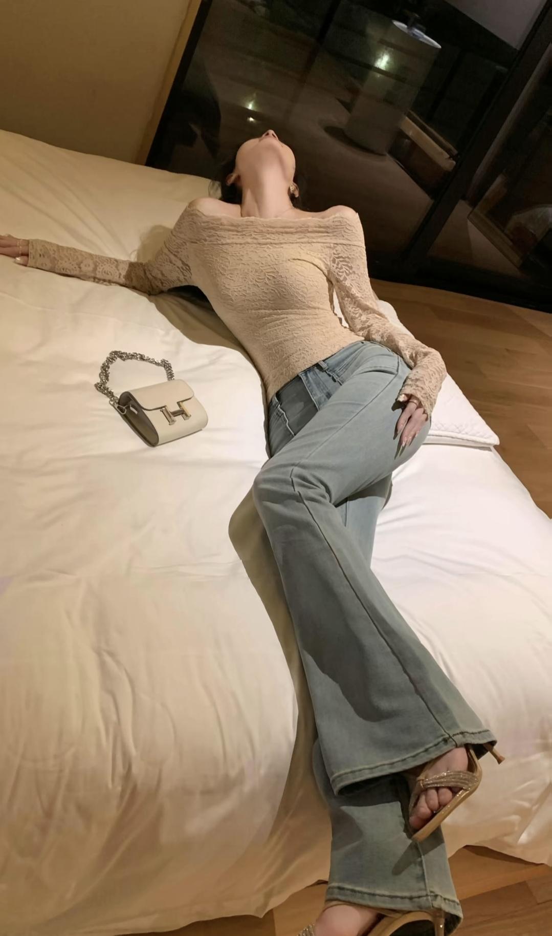 普通女生秒变S型小秘籍来咯😜
躺平也能拍好身材～
一字肩+高腰微喇裤buff叠