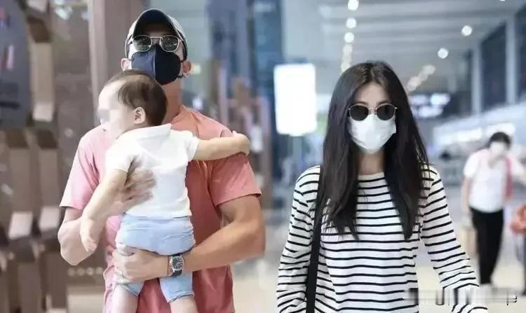 最近娱乐圈的一颗亮星朱珠再次引起轰动，一张全家福成为焦点。这张照片中，朱珠和丈夫