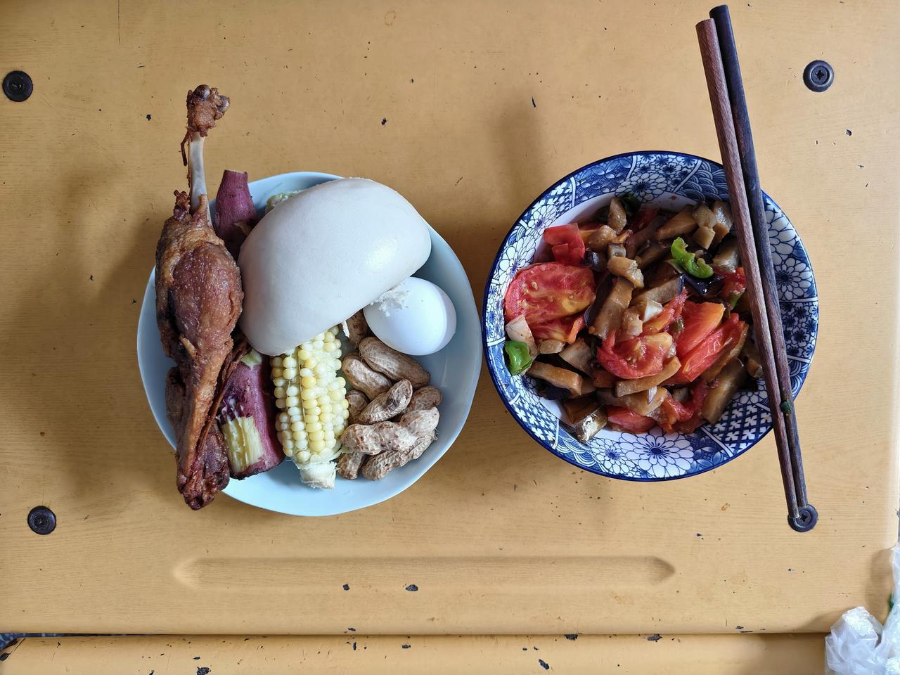 在运城市盐湖区生活，我拍到一位朋友的早餐，一个鸭腿，一个鸡蛋，一根红薯，一根玉米