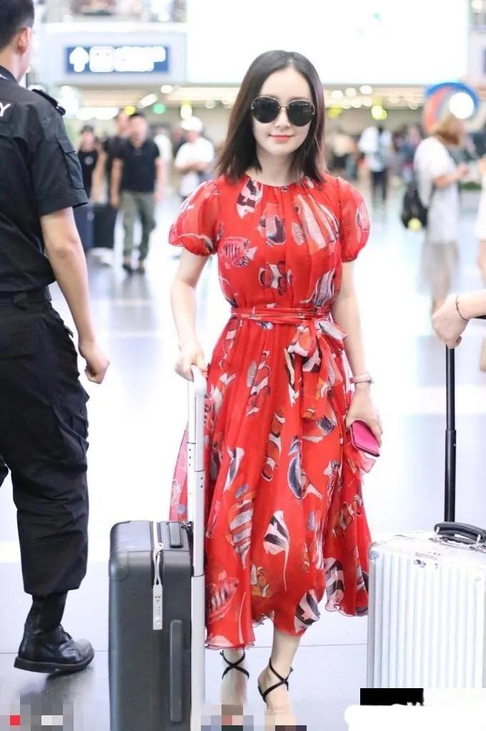 舒畅红裙显年轻，皮肤白里透红，像少女一样