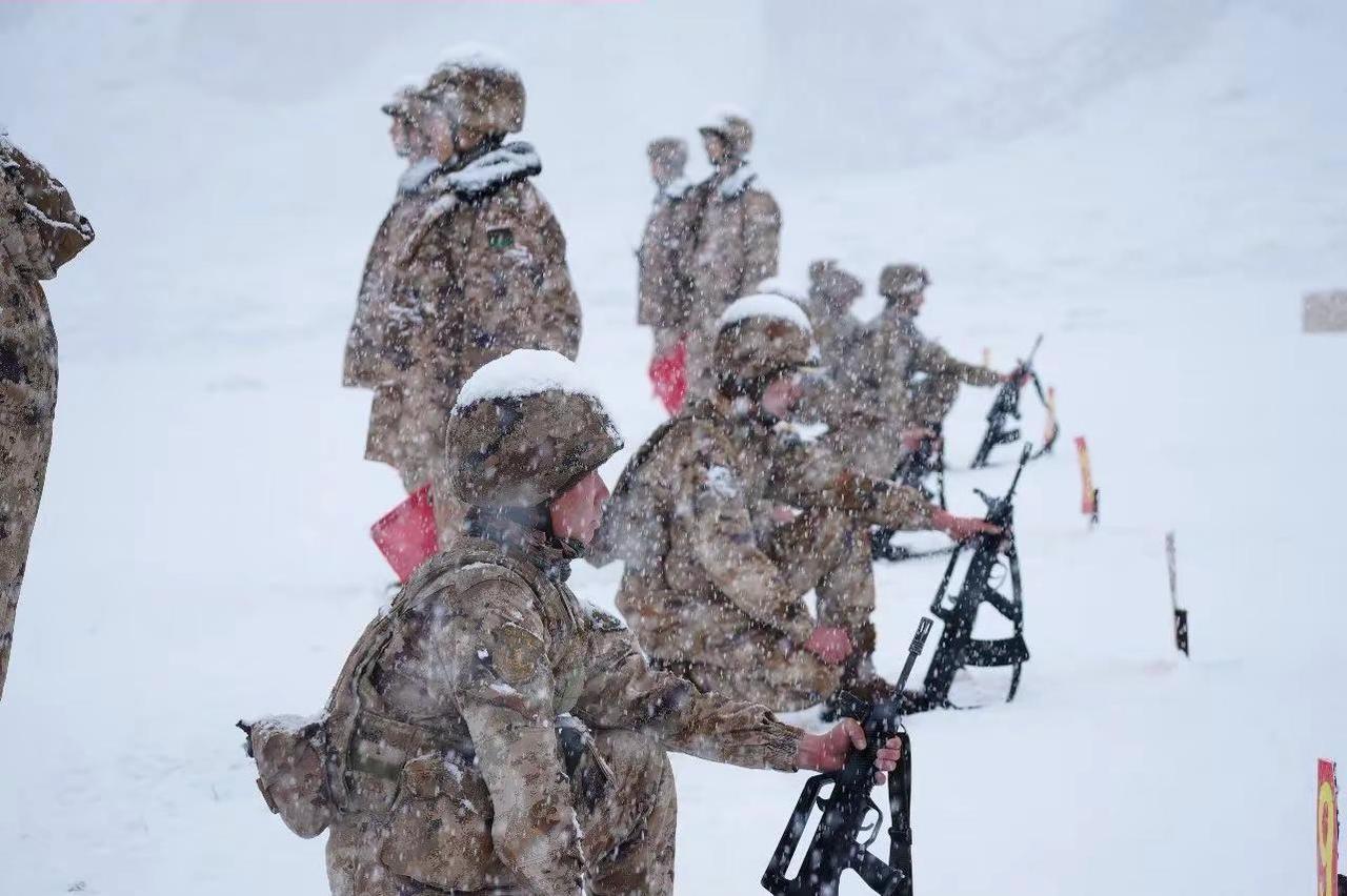 你在炎炎夏日吹空调，子弟兵在高原大雪天集训，一样的日子，一样的时间，