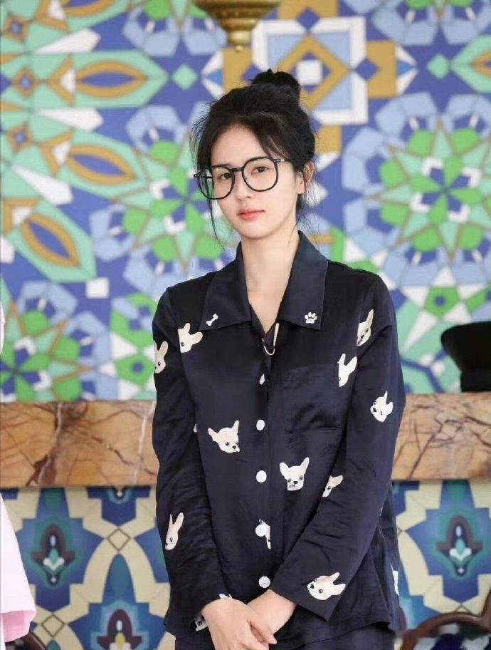 范丞丞ootd撞衫白鹿睡衣奔跑吧谁能料到精致舞台装竟是睡衣同款！范丞丞身着慵懒衬