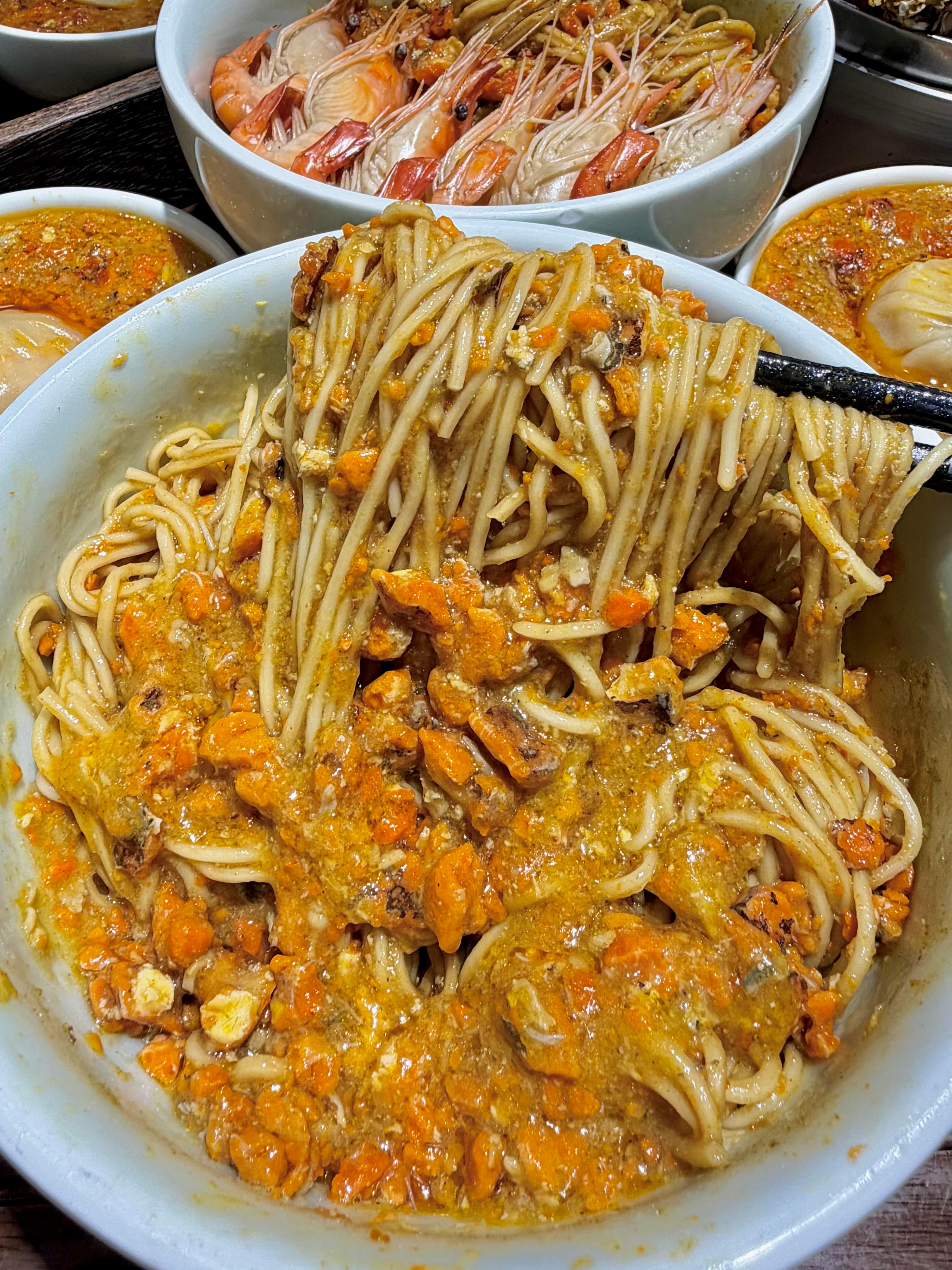 上海早餐时刻烟火气遇上足球热碳水美食搭配世界杯赛事，开启上海球迷惬意清晨。不必熬
