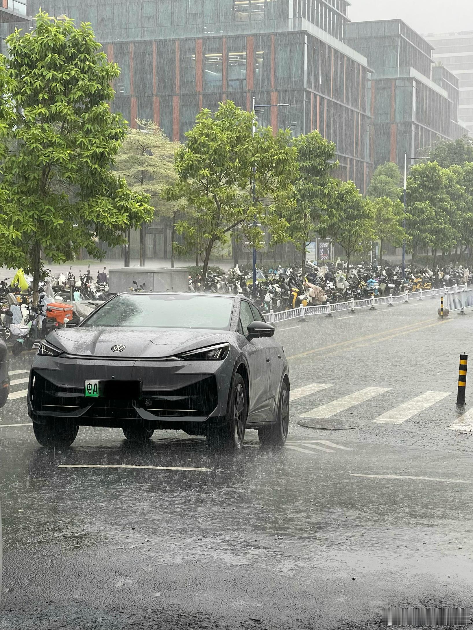此时此刻，快2年车龄的与众正在经历暴雨测试，待会我检查一下车内是不是密封完好大v