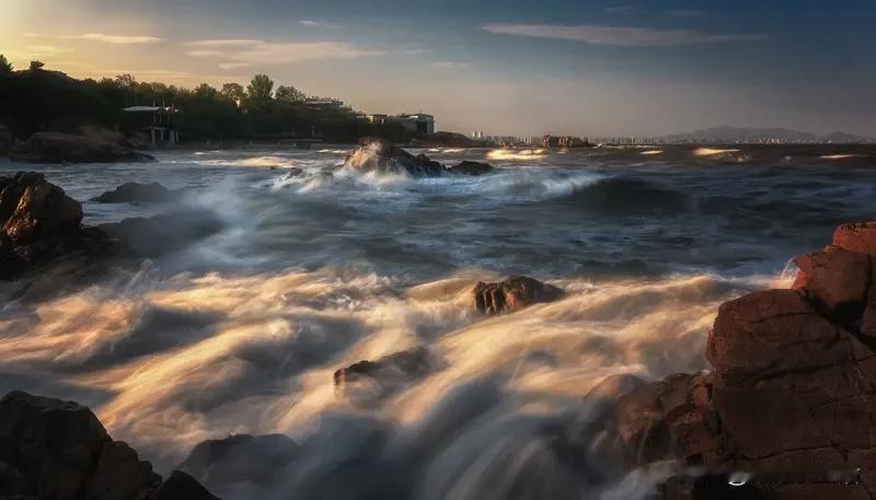 上联：千层高山千层雾，下联怎么对万里沧海万里波！