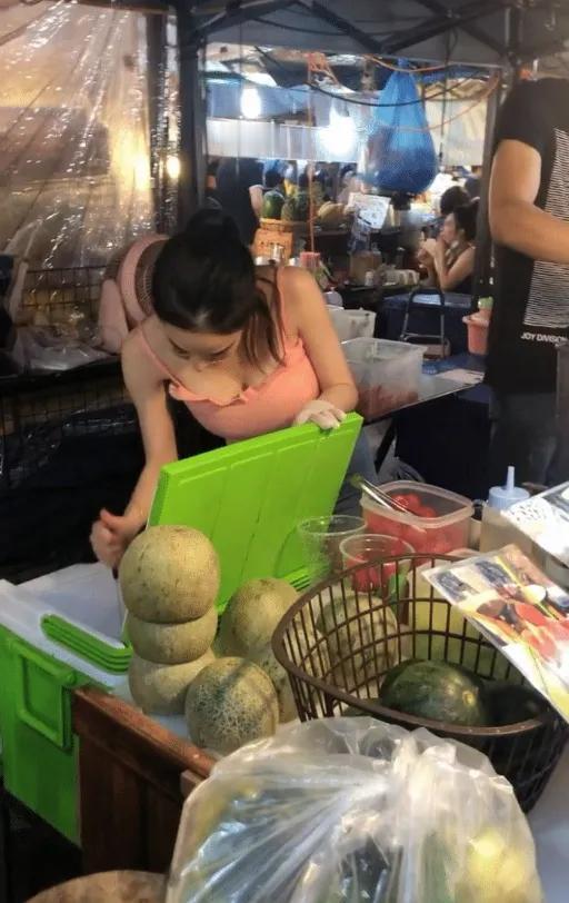 走投无路的时候,摆地摊丢人吗?
在面临困境时选择摆地摊求生，不仅不丢人，反而值得
