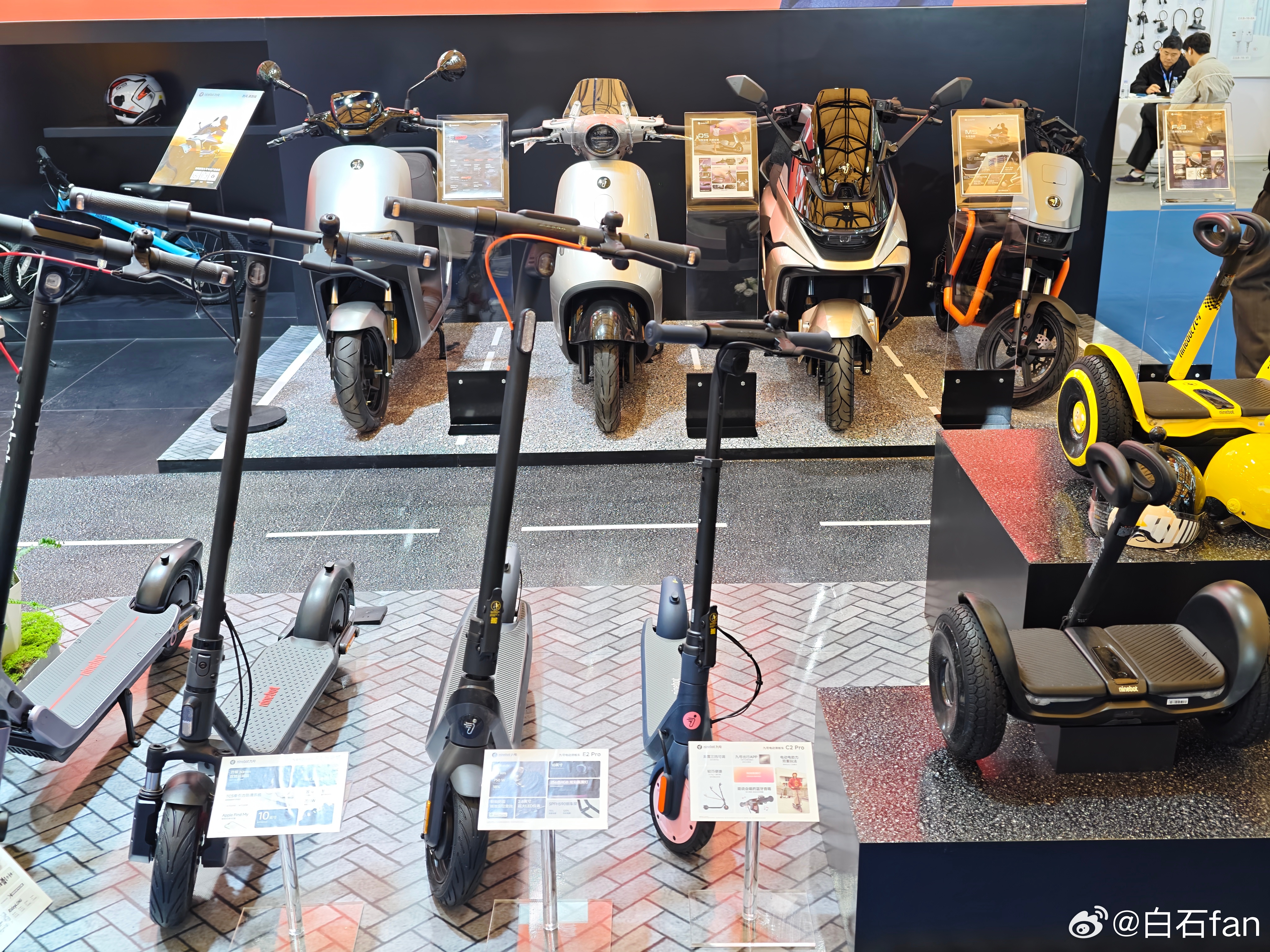 ninebot九号这么有钱了AWE展台布置的这么小勤俭节约，有点抠搜🌚