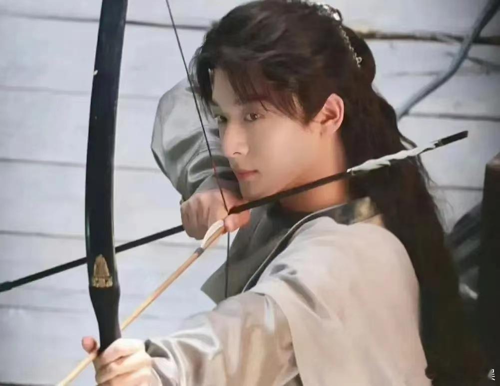 张晚意的古装造型突然时尚起来了，还真有点让人不习惯 ​​​