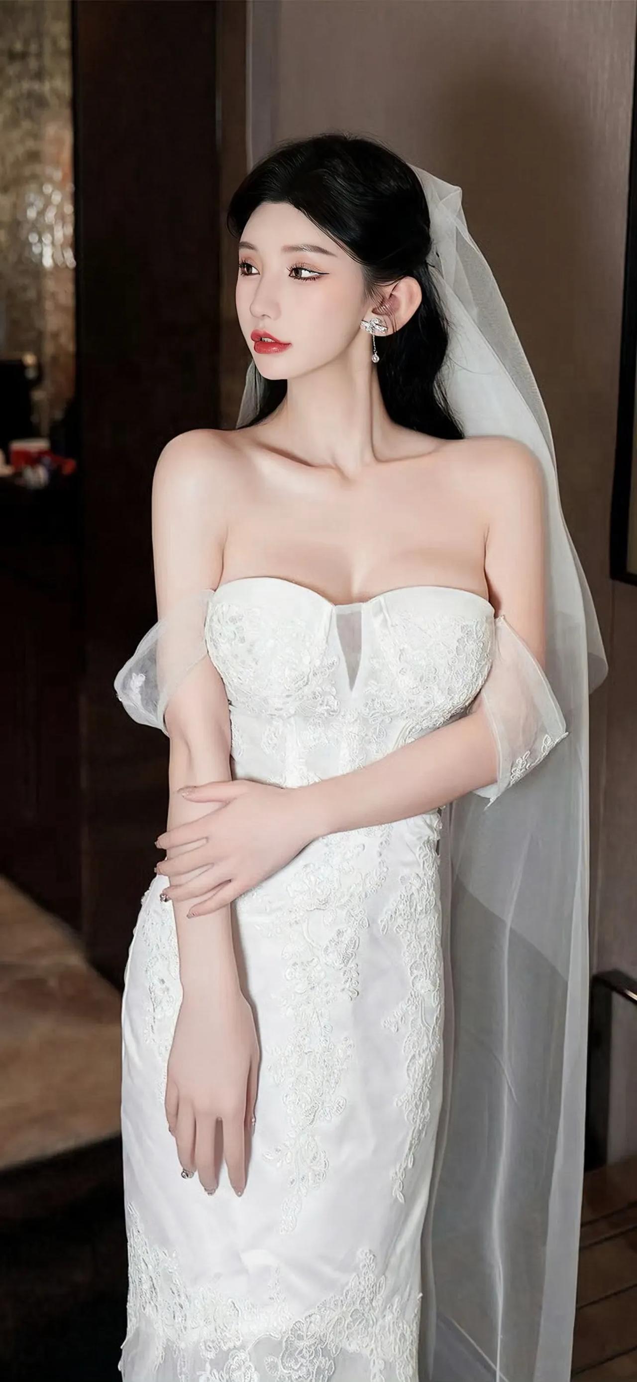 美人美图（225）
达人推荐 女主角唇泥