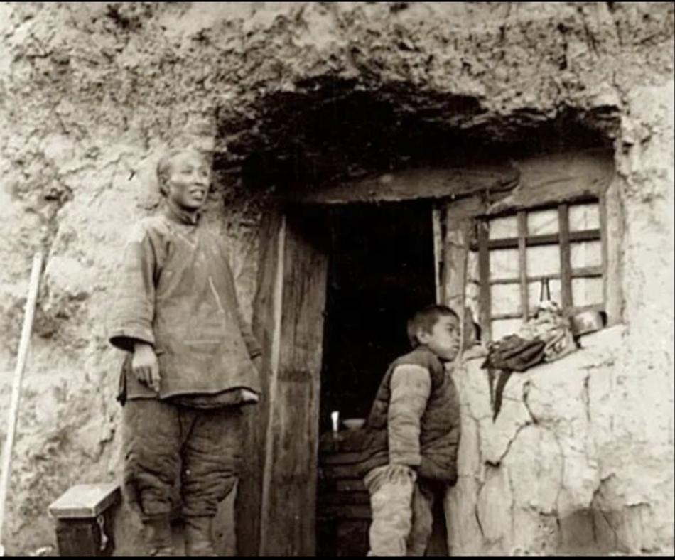 姥姥家是山西洪洞县赵城侯村，姥姥家三孔窑洞，从中间窑洞进去，钻过左右的小甬洞到达