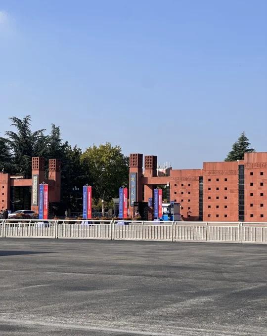 这么气派的大门 应该修了很久吧
[吐舌][吐舌][吐舌][吐舌]郑州大学