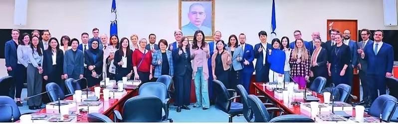 访陆成功后，郑丽文乘胜追击再向赖清德射出三支箭，获近50国“驻台代表”点赞。其“