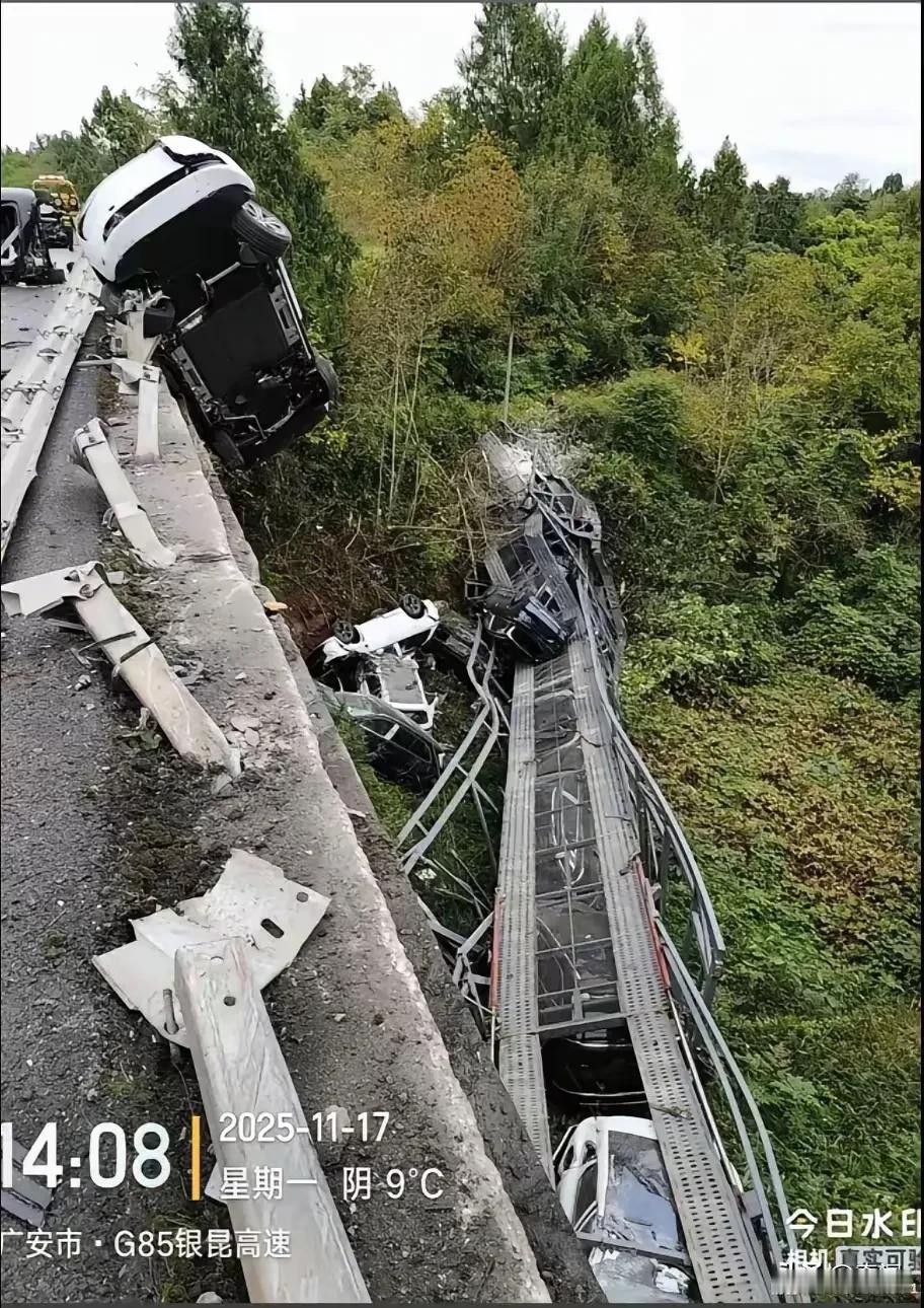 近10辆新车成为精品二手车，一批刚出厂送往4S店的汽车在银昆高速广安段因运输车侧