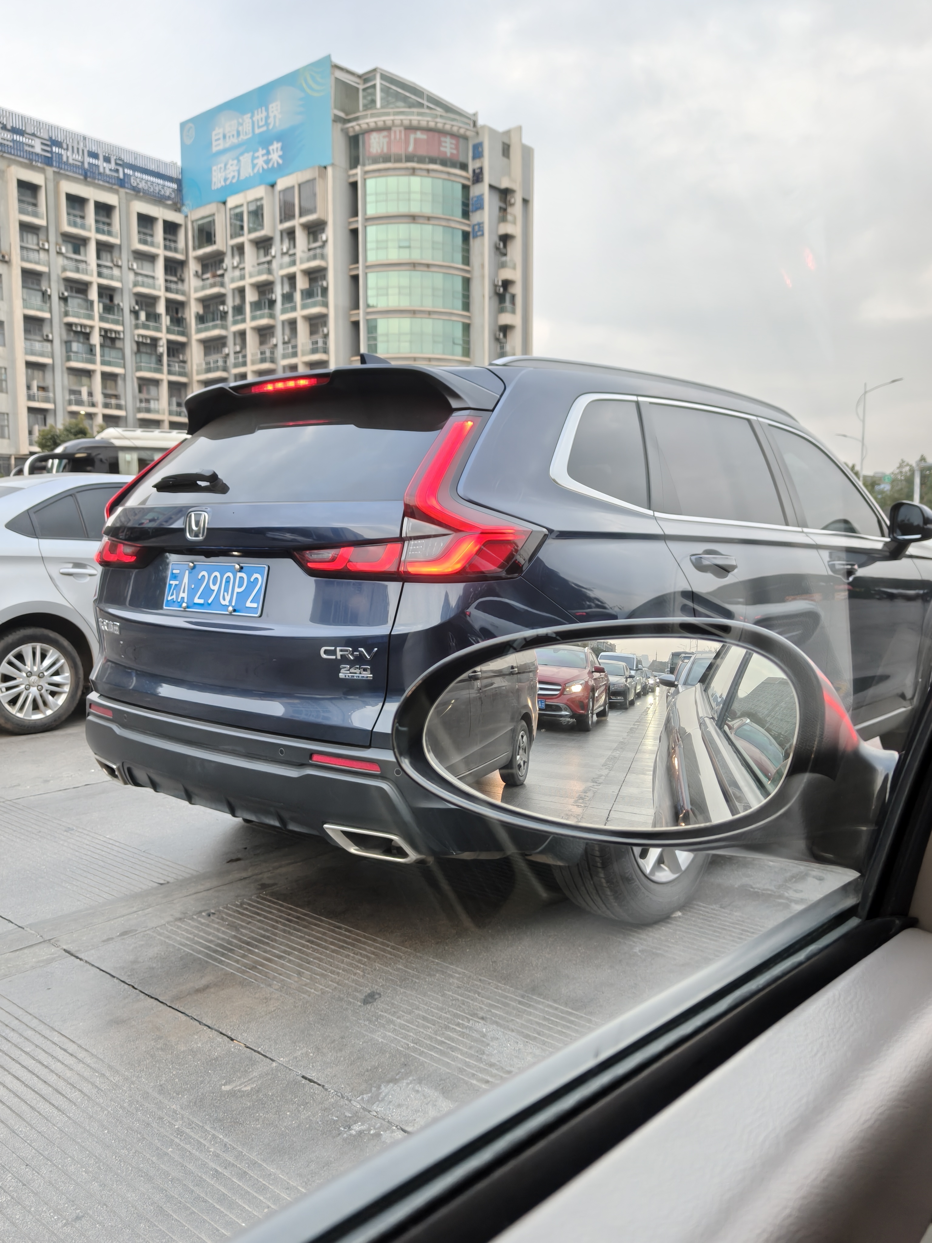 这个颜色的CRV真不错啊，看着很有质感，这个所谓限量版的帕萨特B5手动真少见……