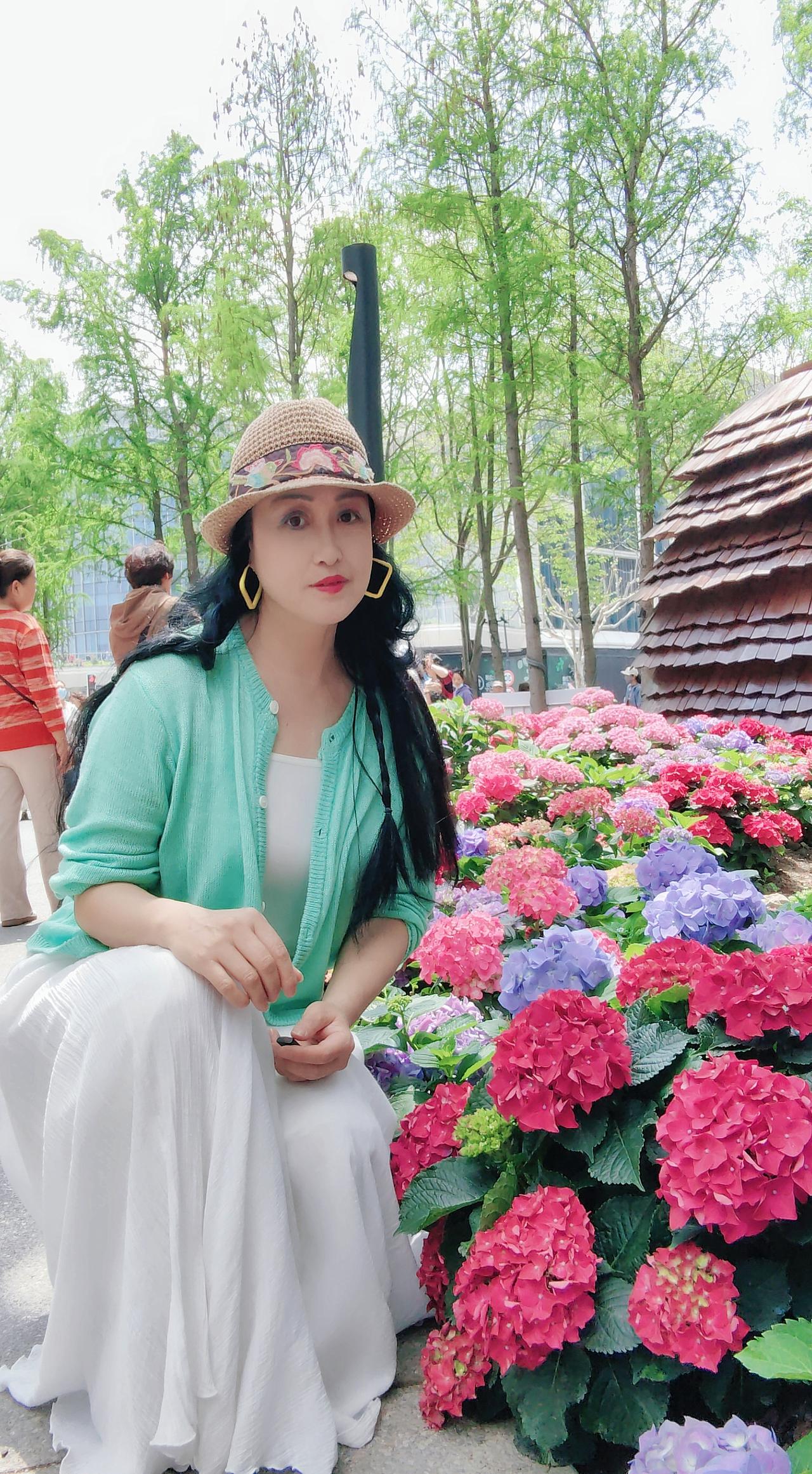 昨天在浦东三林那里舞蹈演出比赛结束后，听说附近什么中央公园有画展，据说有长达2公