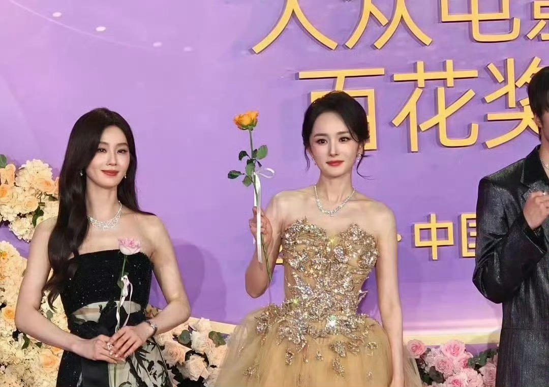 刘诗诗杨幂百花奖同框，感觉刘诗诗的状态要好好多，杨幂也还可以 