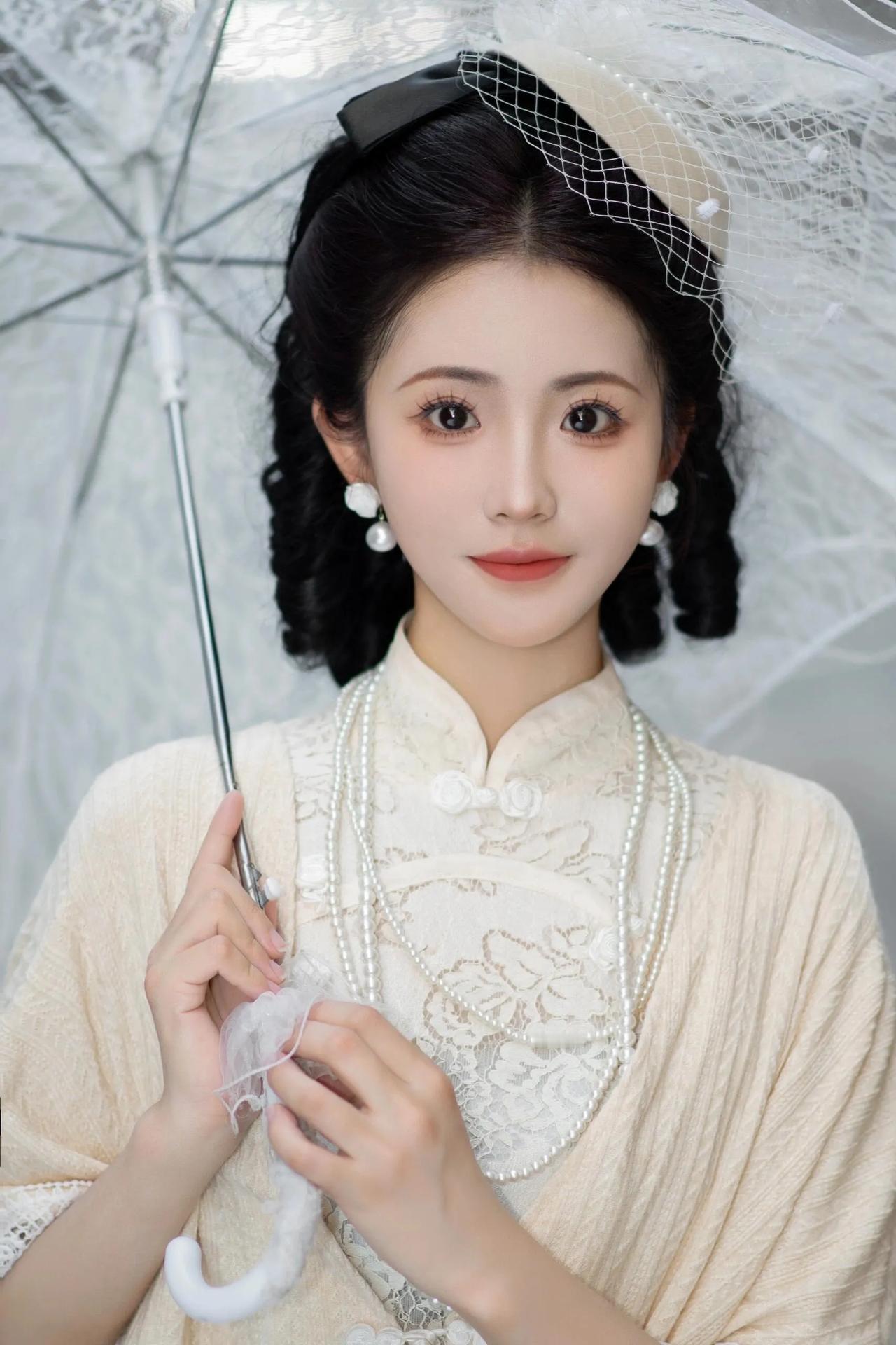 素衣华裳，清丽如雪。