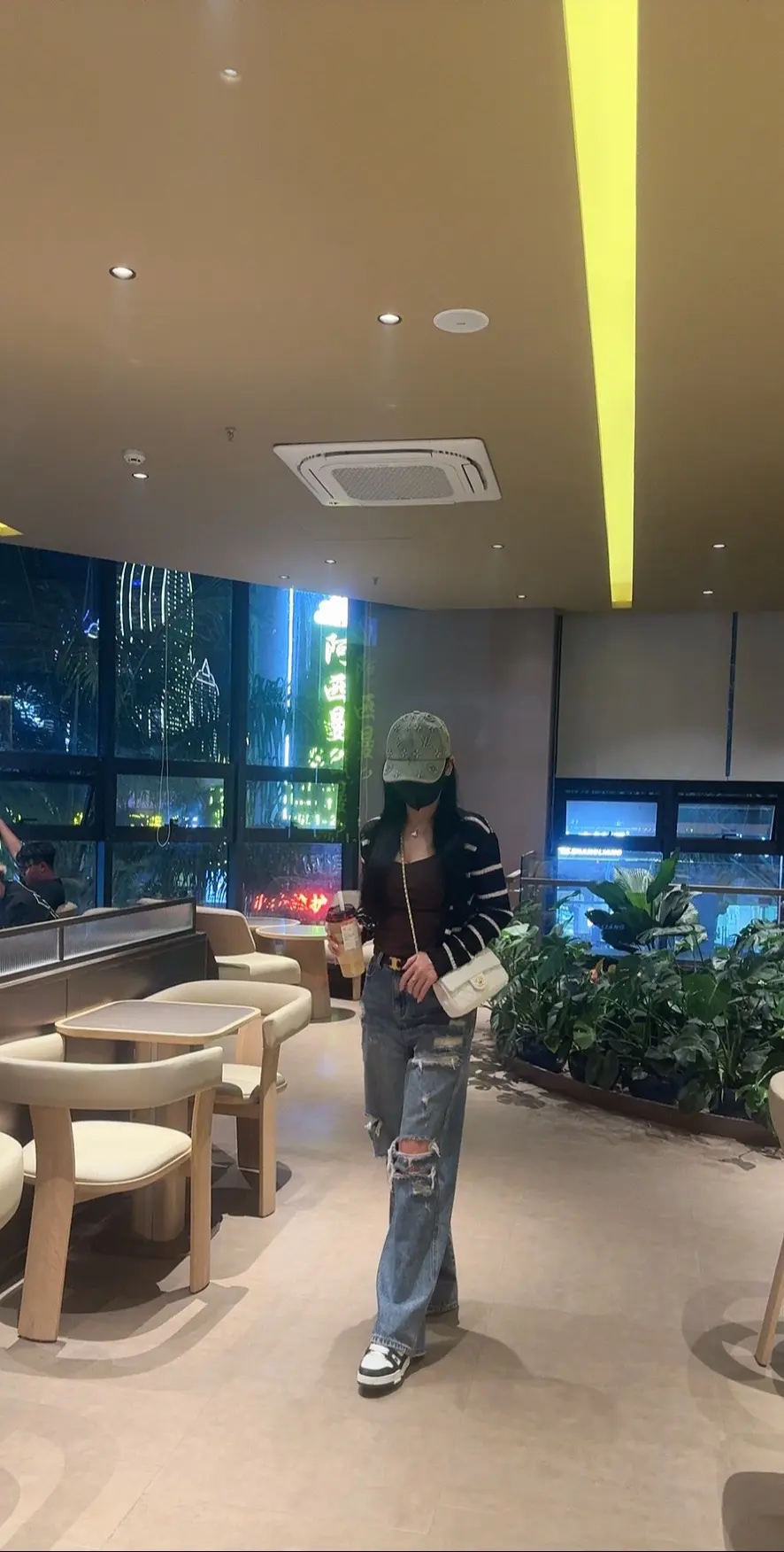 爱自己的明媚 也爱自己的破碎…….