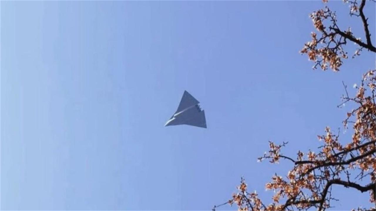 新年新惊喜！第三架六代机也来了，歼10C保驾护航

2025年圣诞节下午，当第三