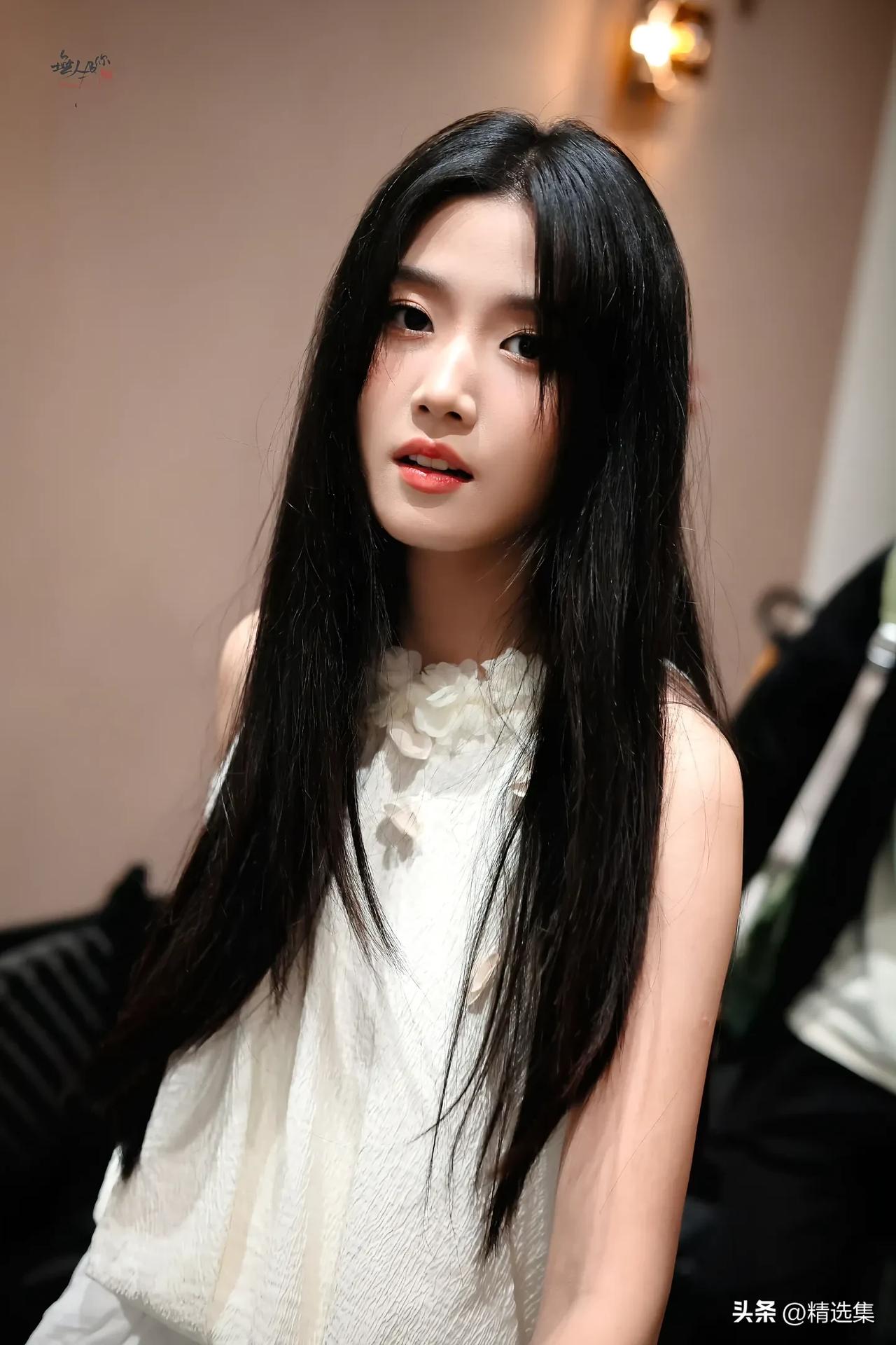 黑发如瀑，红唇似火。