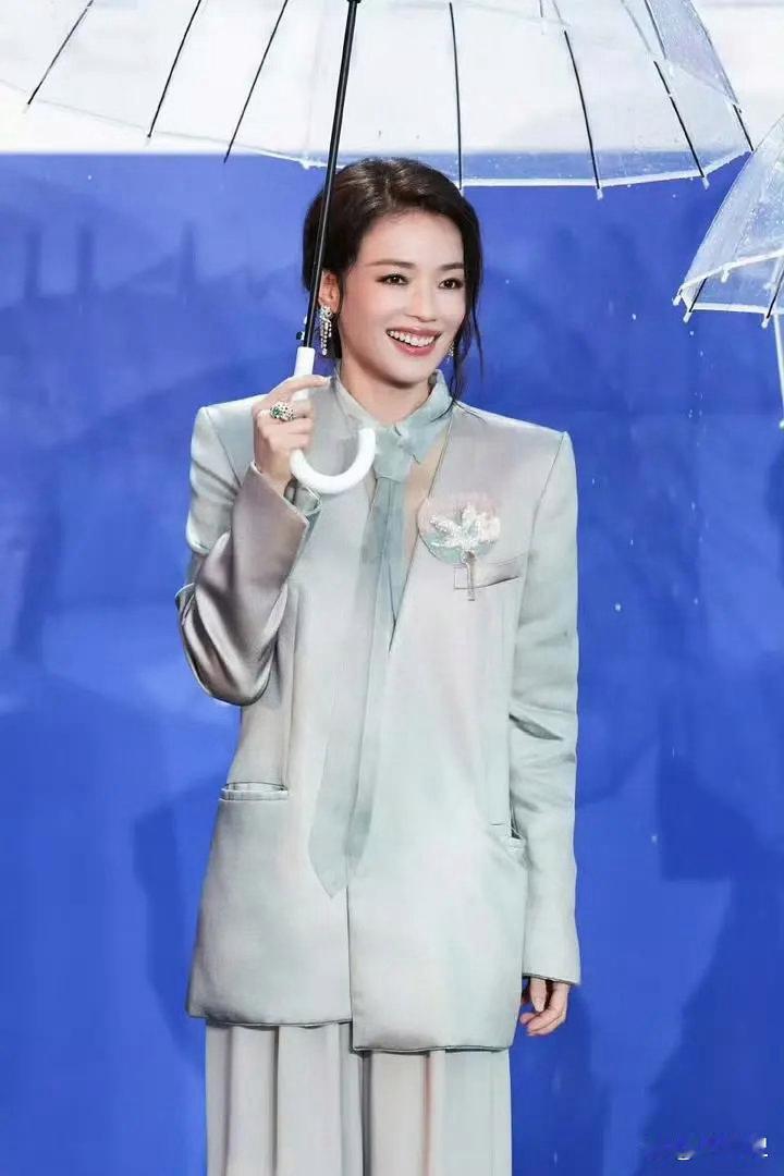 舒淇早已蜕变成自带气场的气质女神，独特又高级，妥妥是一个时代的鲜明印记！ 