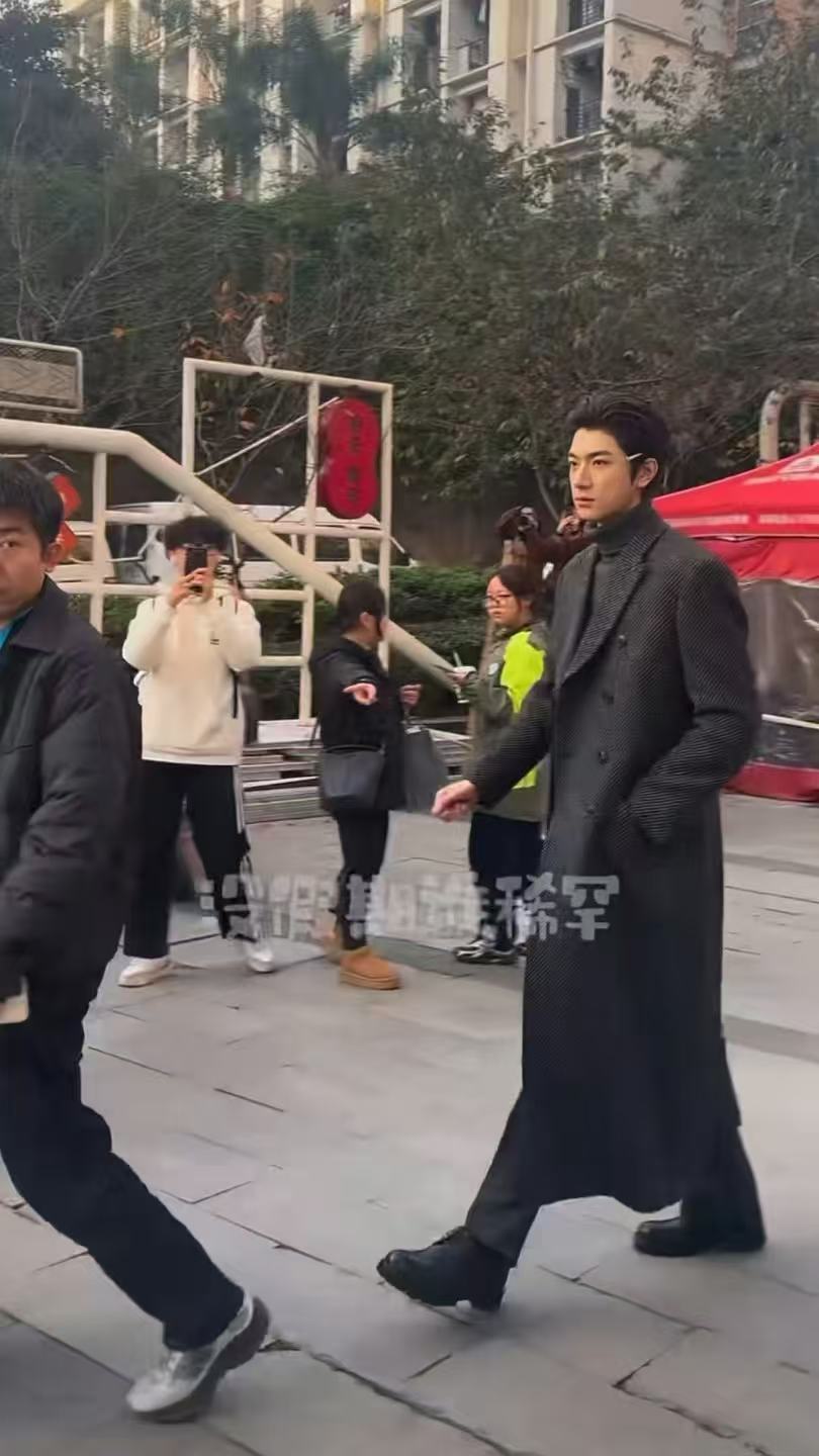 西南政法大学偶遇林一网友西南政法偶遇林一林一在人群中太显眼了 