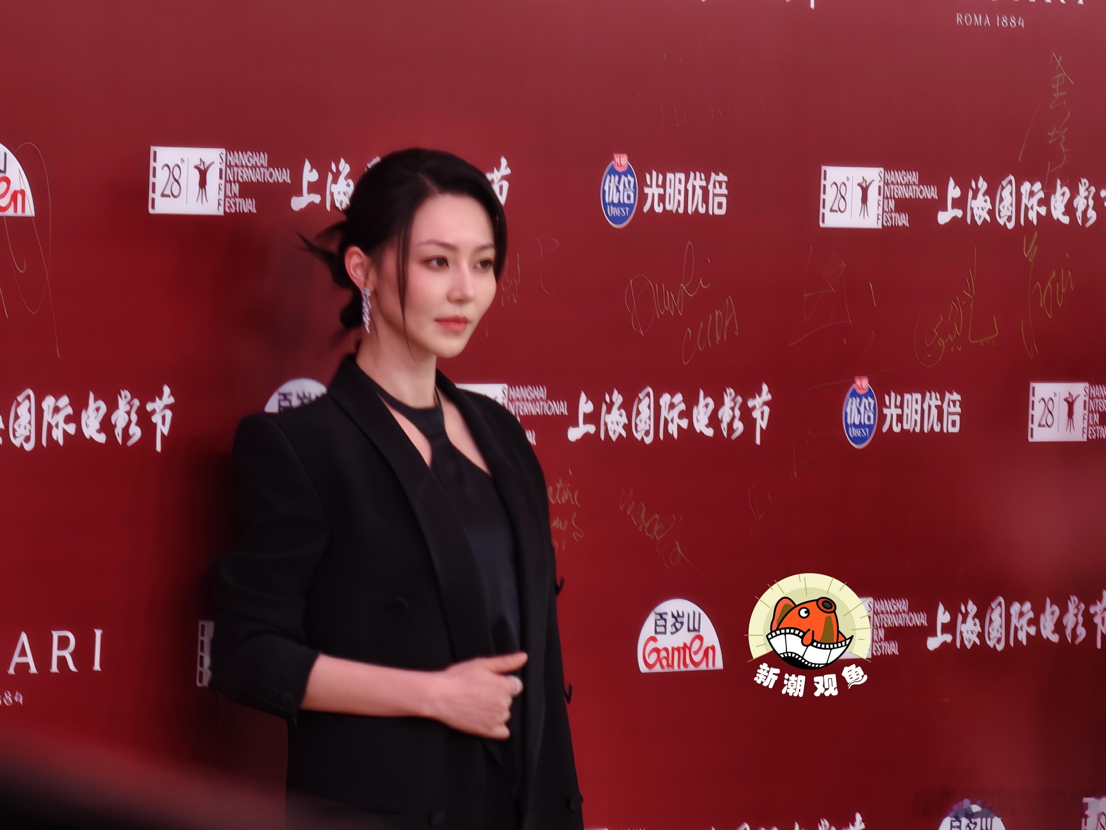 6月13日晚，倪大红、黄梦莹等主演的《马兰花开的声音》剧组亮相上海国际电影节开幕