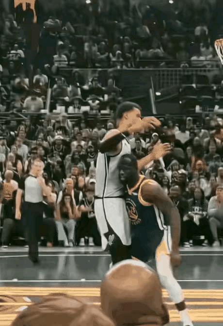 格林，只能这么干！
文班，只能这么打！
格林对文班，死缠烂打，言语挑衅，手段多样